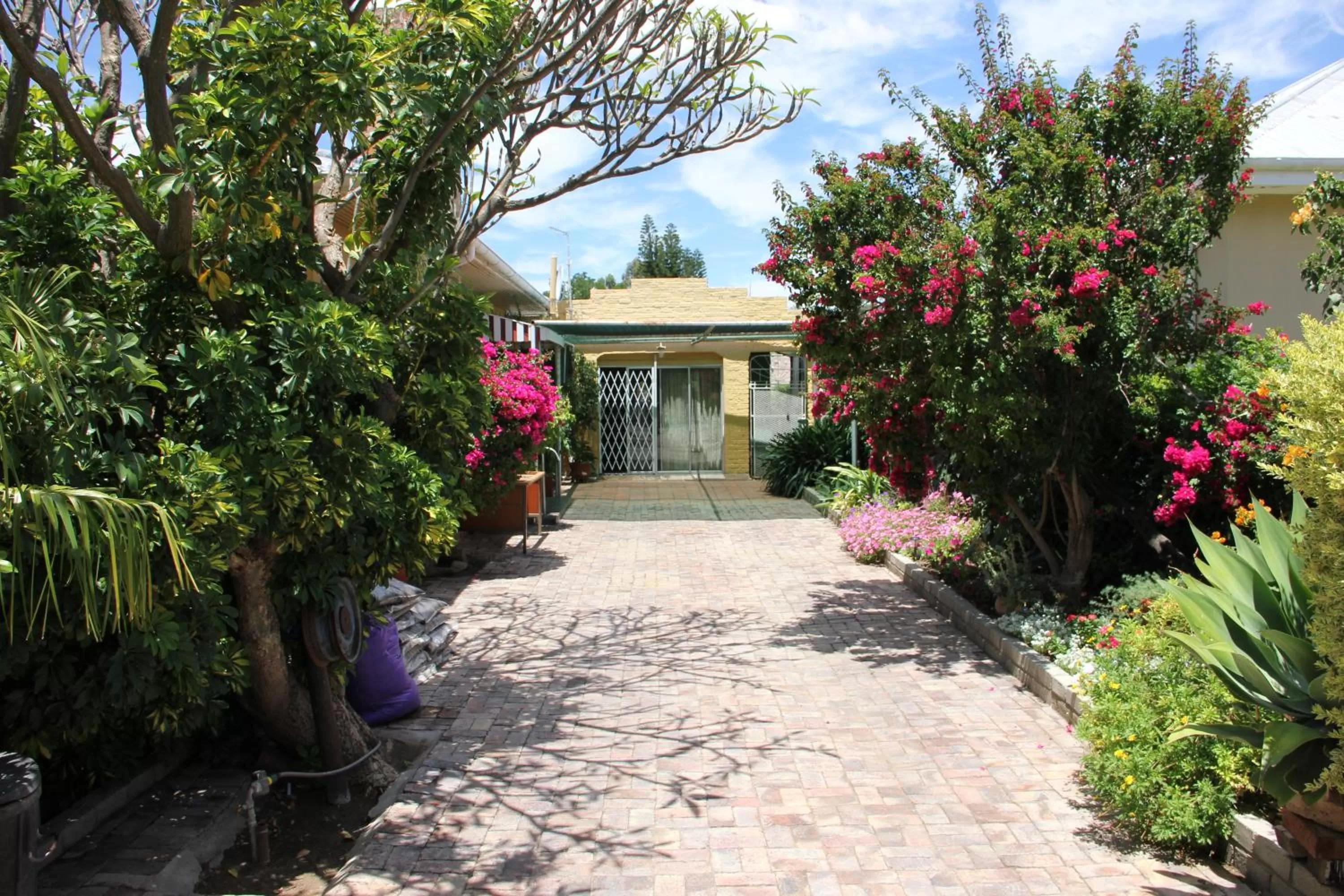 Facade/entrance, Property Building in Beau & I