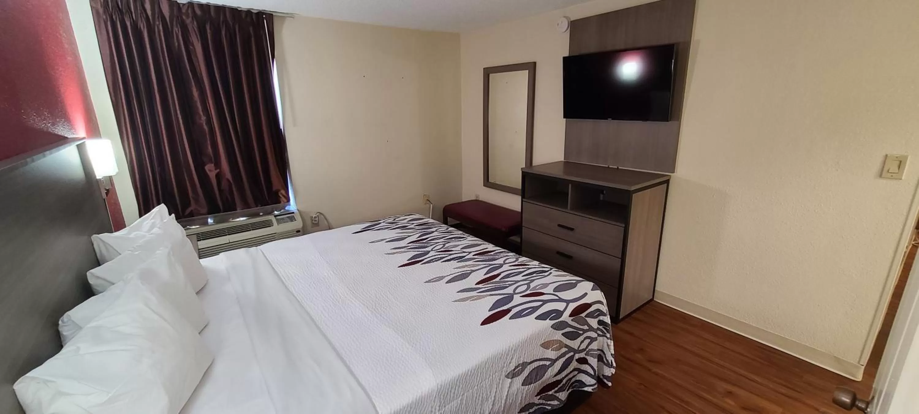 Bedroom, Bed in Red Roof Inn & Suites Cornelius - Lake Norman