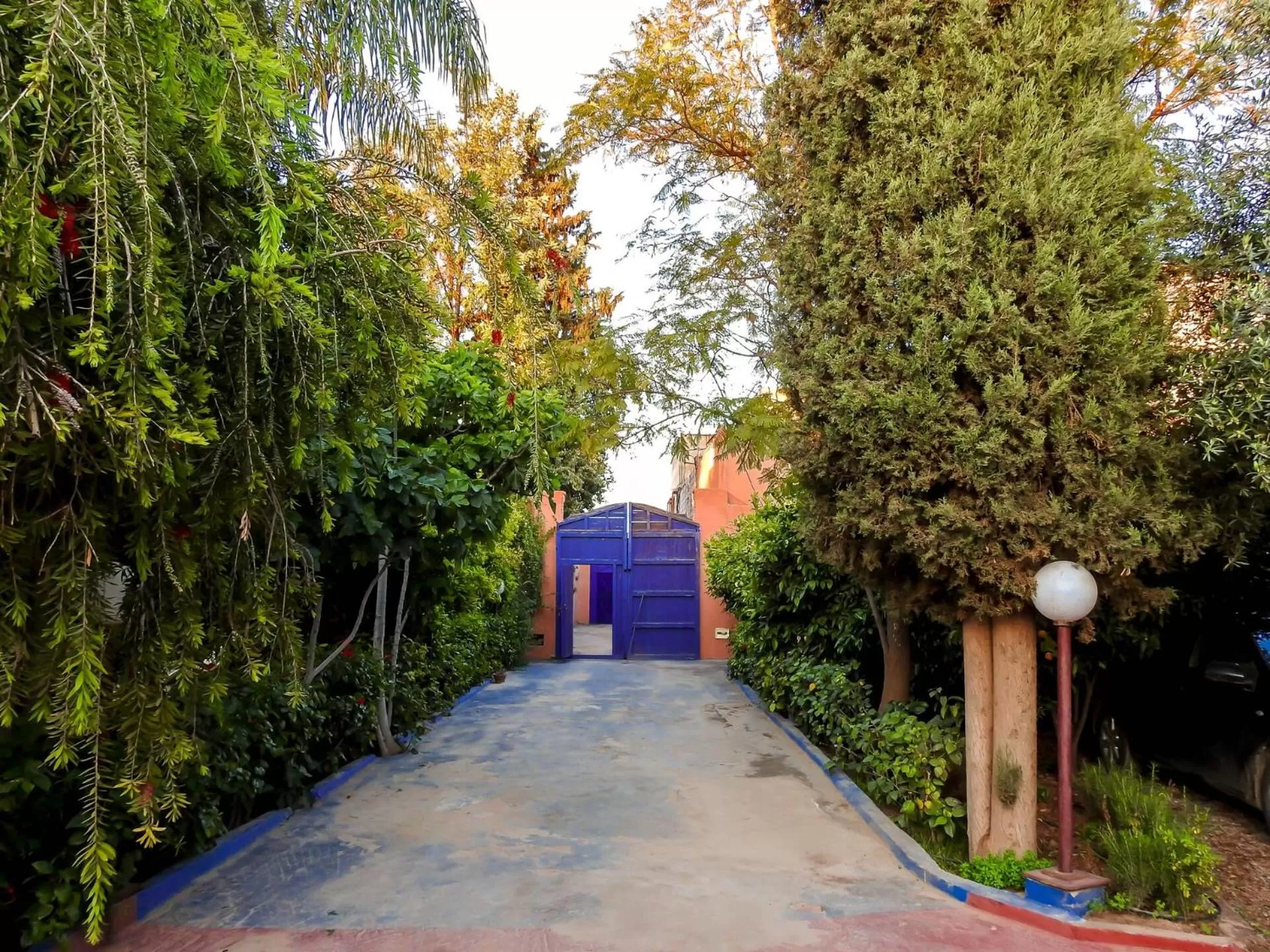 Facade/entrance in Le Bleu House