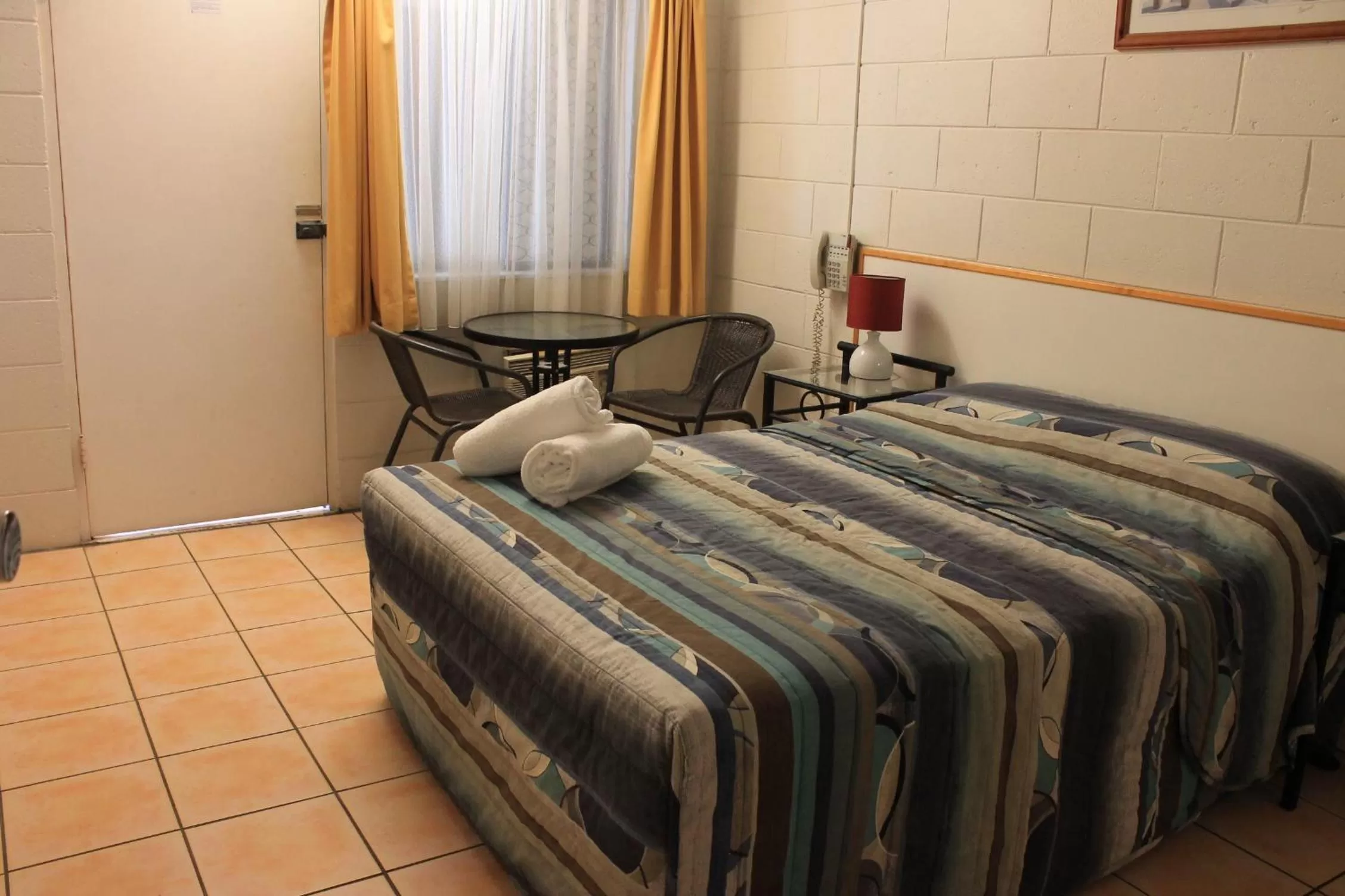 Bedroom, Bed in Oasis Inn Apartments