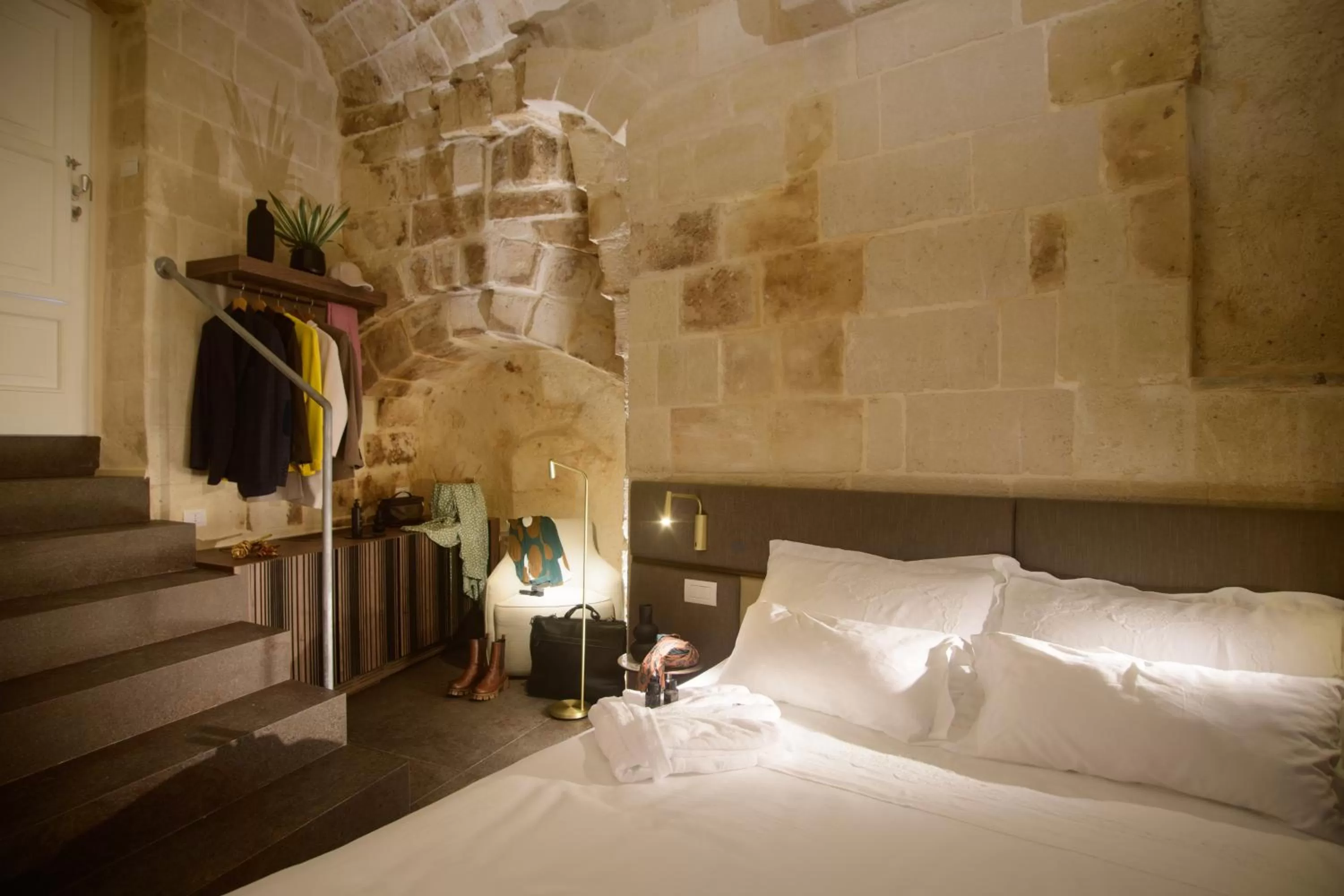 Photo of the whole room, Bed in Le Malve Cave Retreat