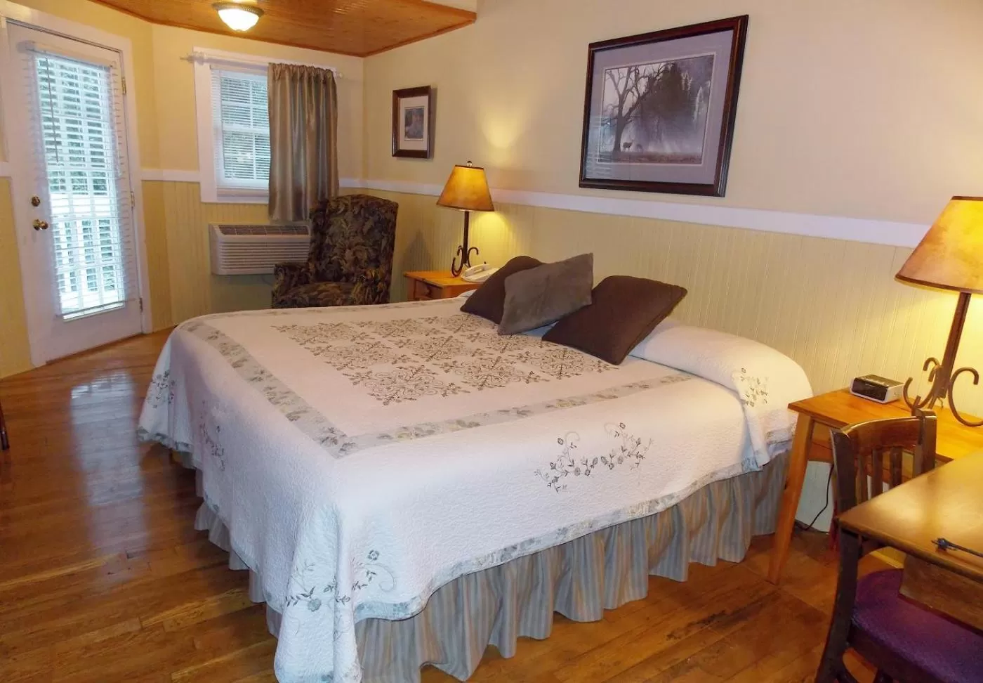 Photo of the whole room, Bed in Highland Lake Inn & Resort - Flat Rock