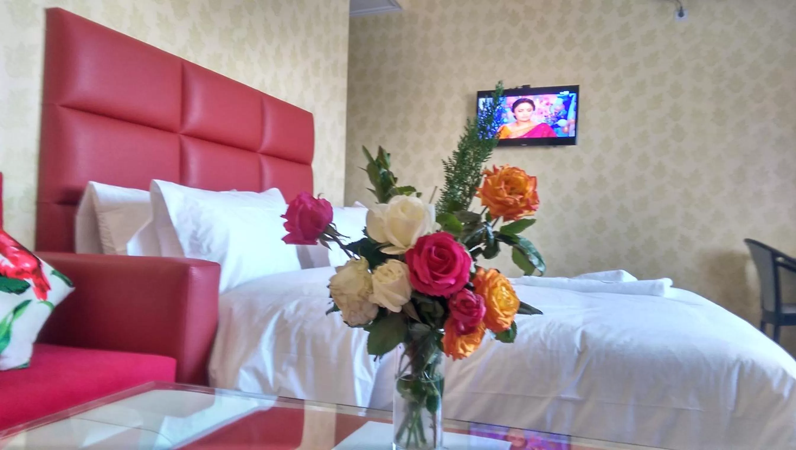 Bed in Hôtel Hadaik Ain Asserdoune