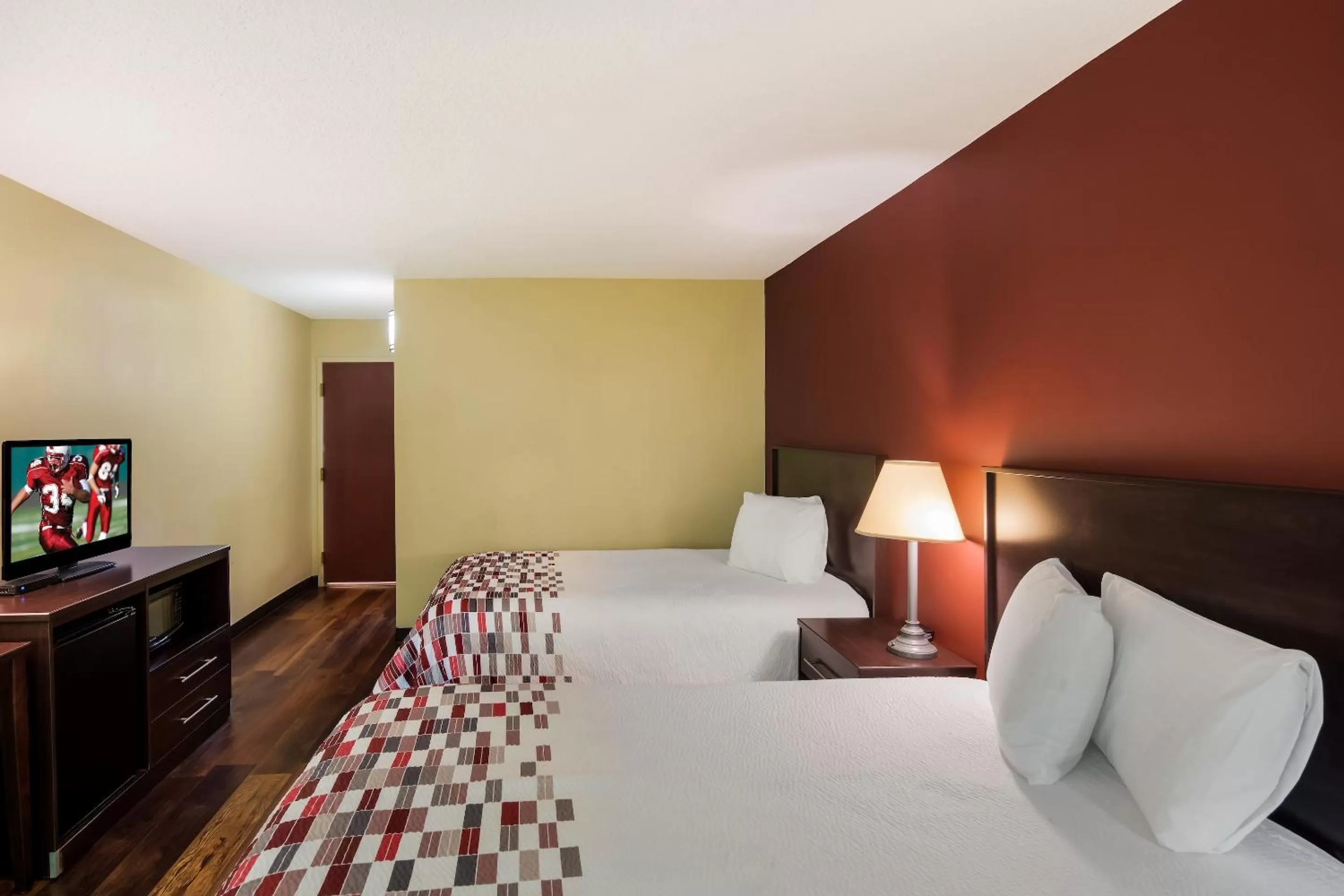 Bedroom, Bed in Red Roof Inn Hendersonville