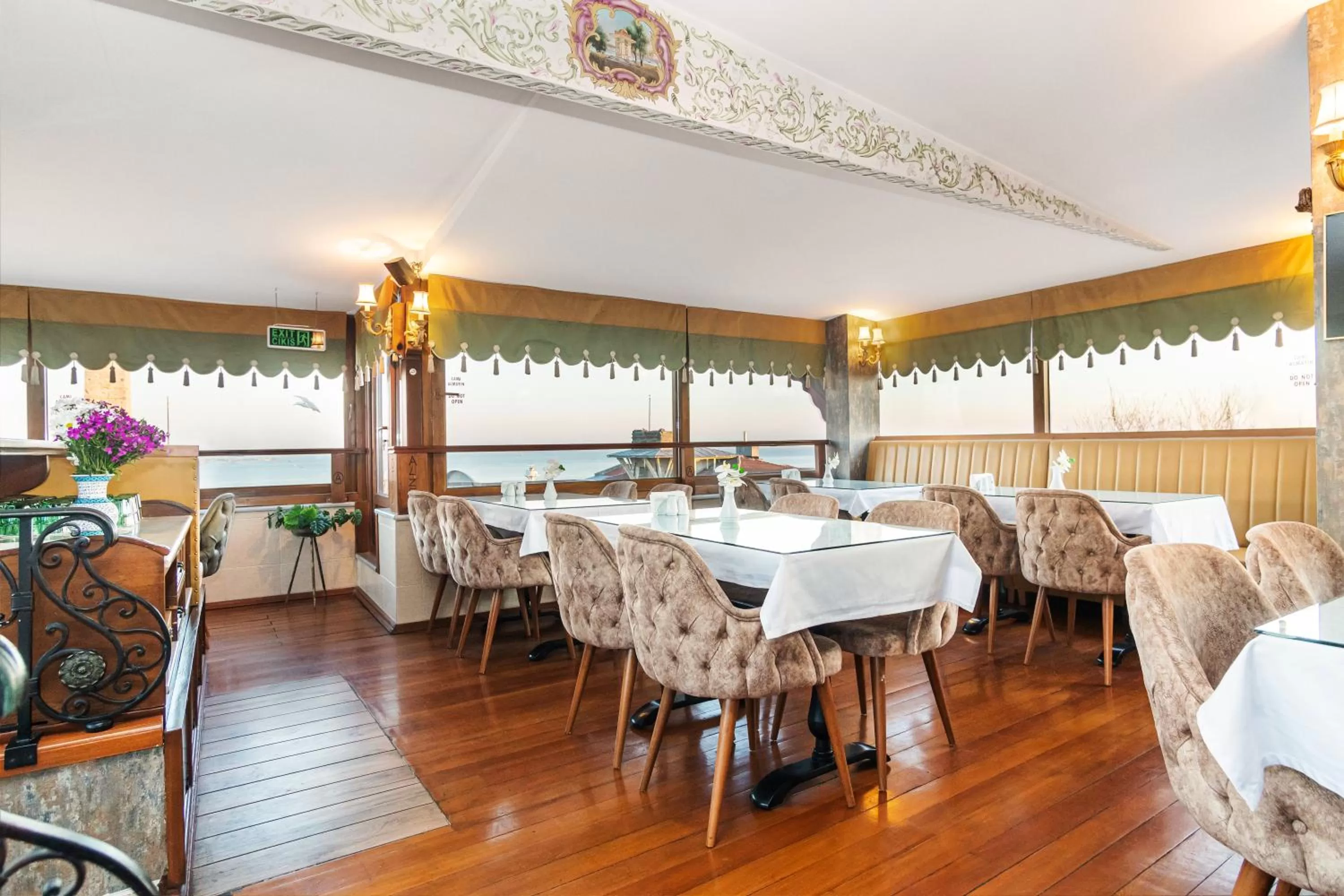 Restaurant/places to eat in Alzer Hotel Special Class