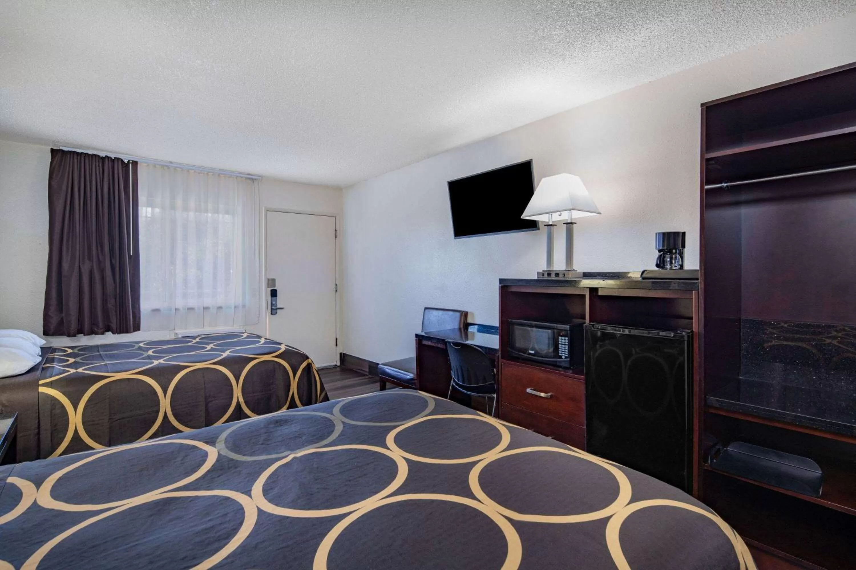 Photo of the whole room, Bed in Super 8 by Wyndham San Diego Hotel Circle