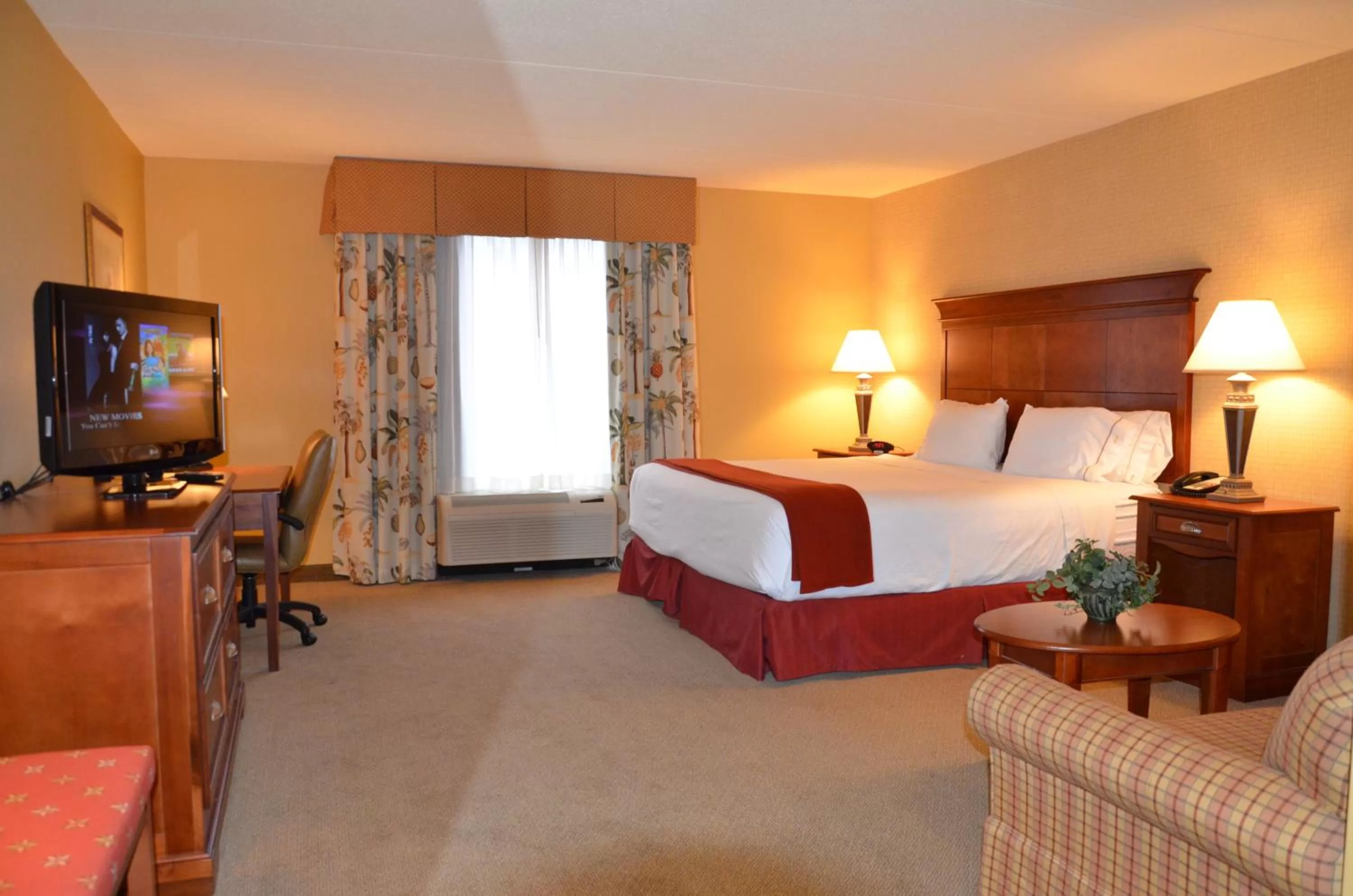 Holiday Inn Express & Suites Bloomington by IHG
