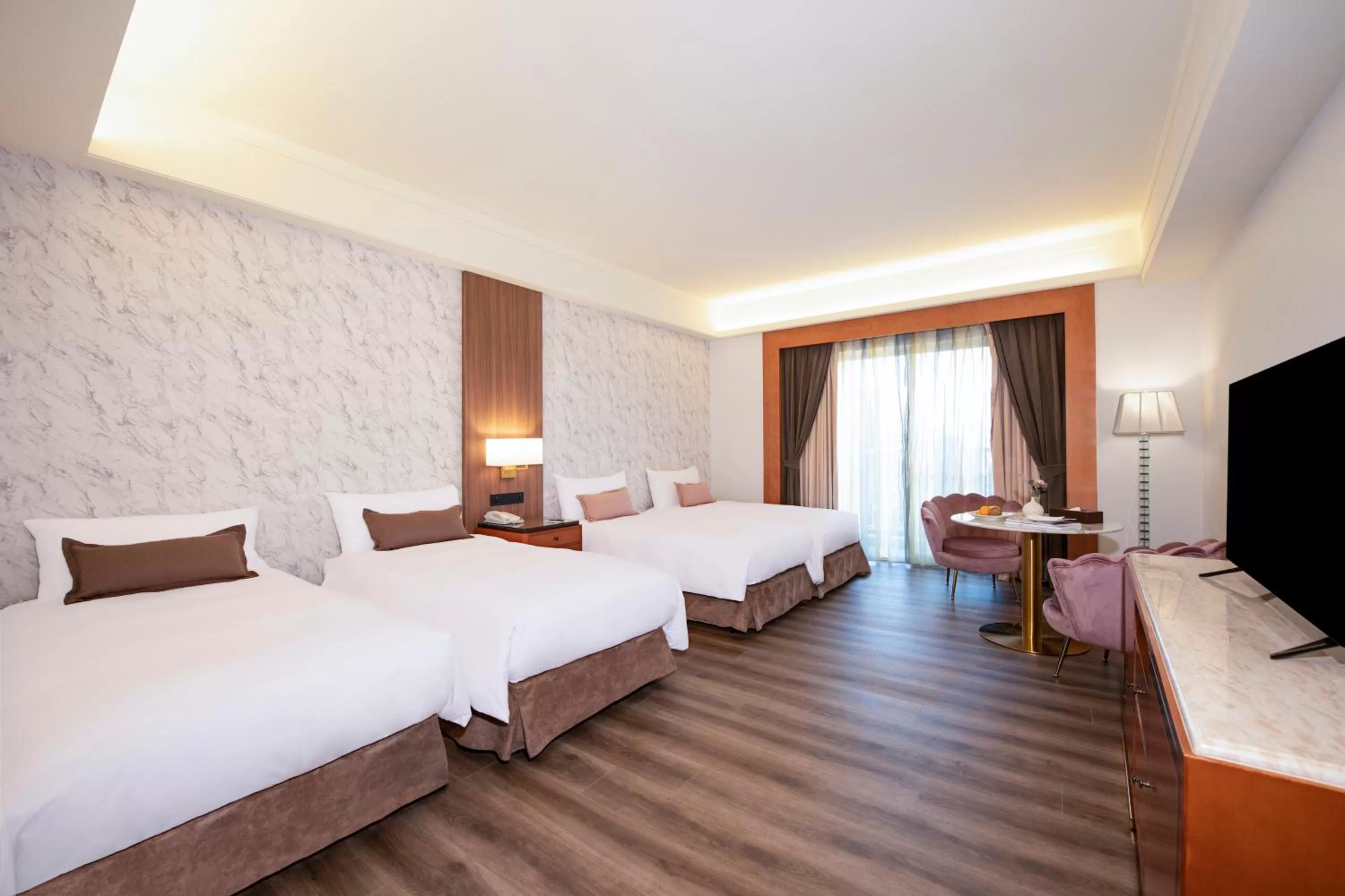 Photo of the whole room, Bed in Hamp Court Palace Taipei