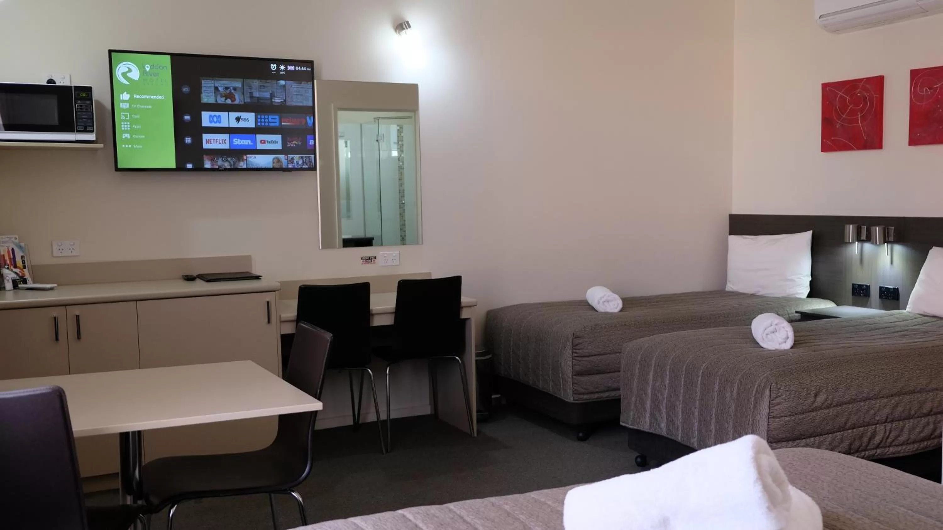 Bed in Loddon River Motel Kerang