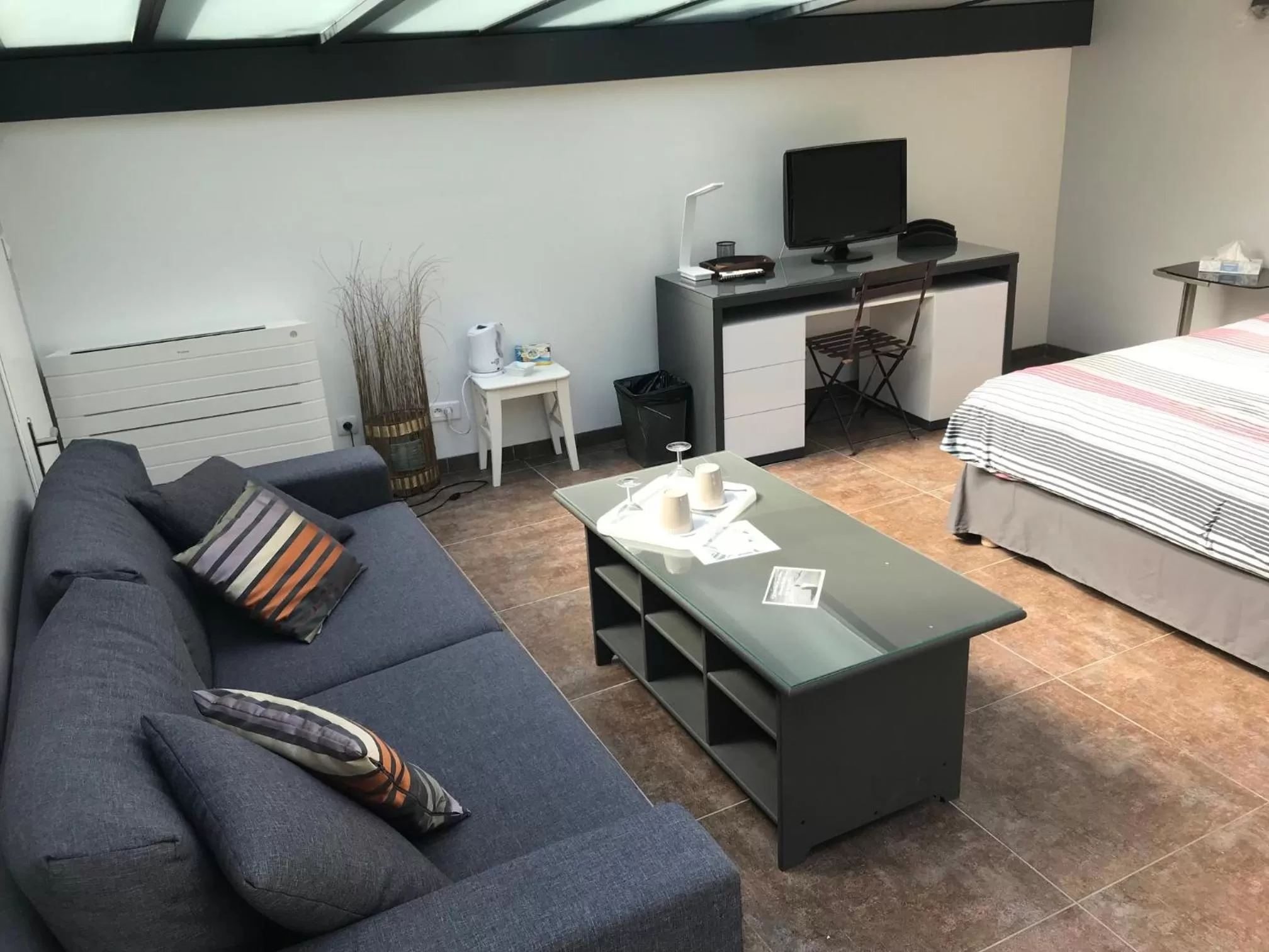 Photo of the whole room, Bed in Bordeaux Cosy B&B