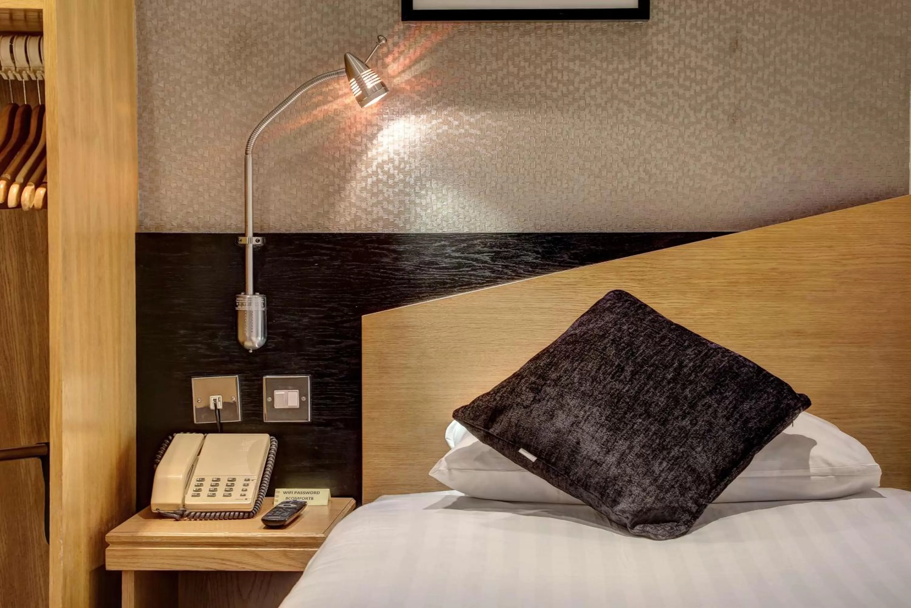 Photo of the whole room, Bed in Best Western Buckingham Palace Rd