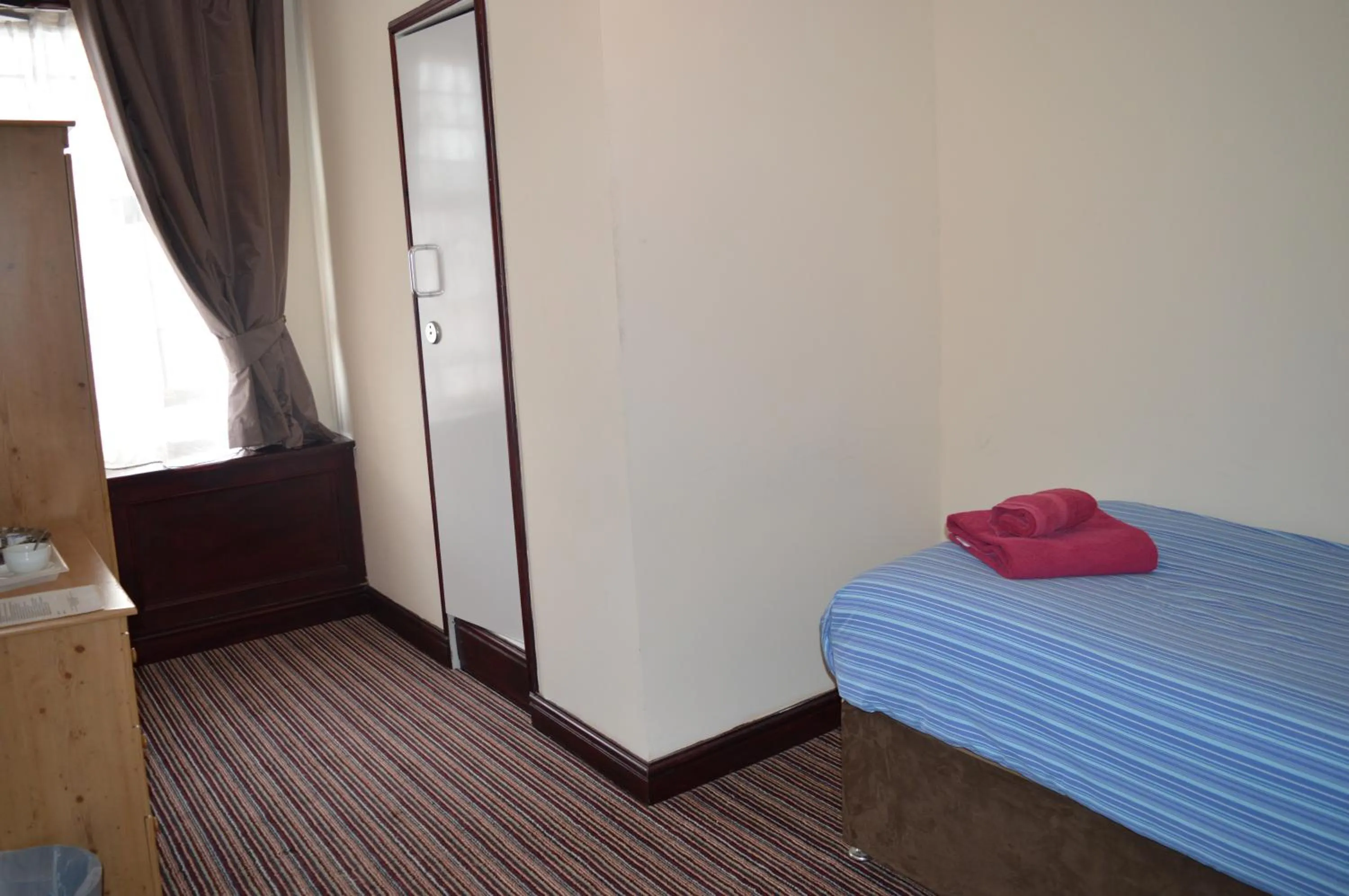 Bedroom, Bed in Globe Hotel