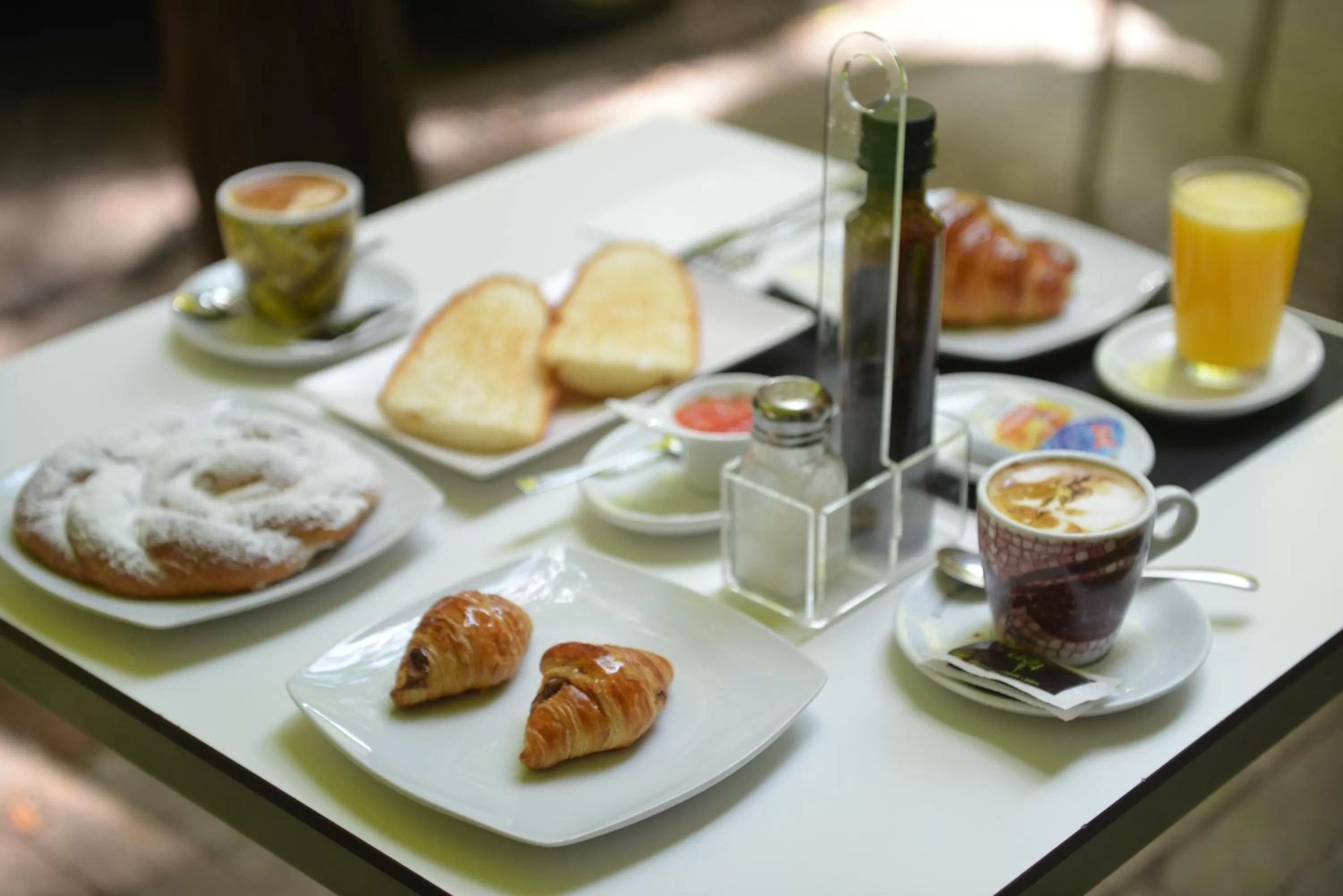 Food and drinks in MD Modern Hotel - Jardines