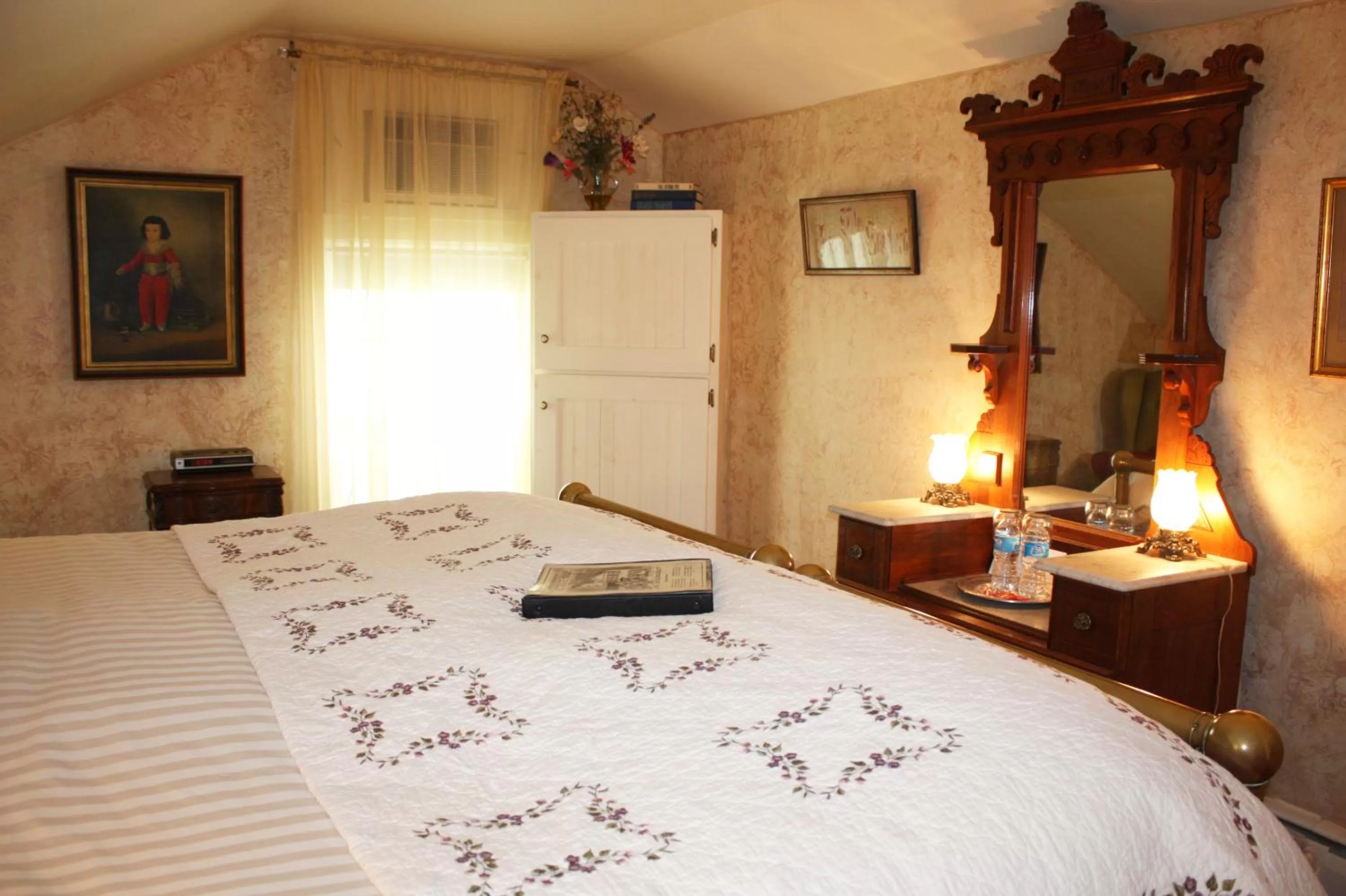 Bed in The White House Inn