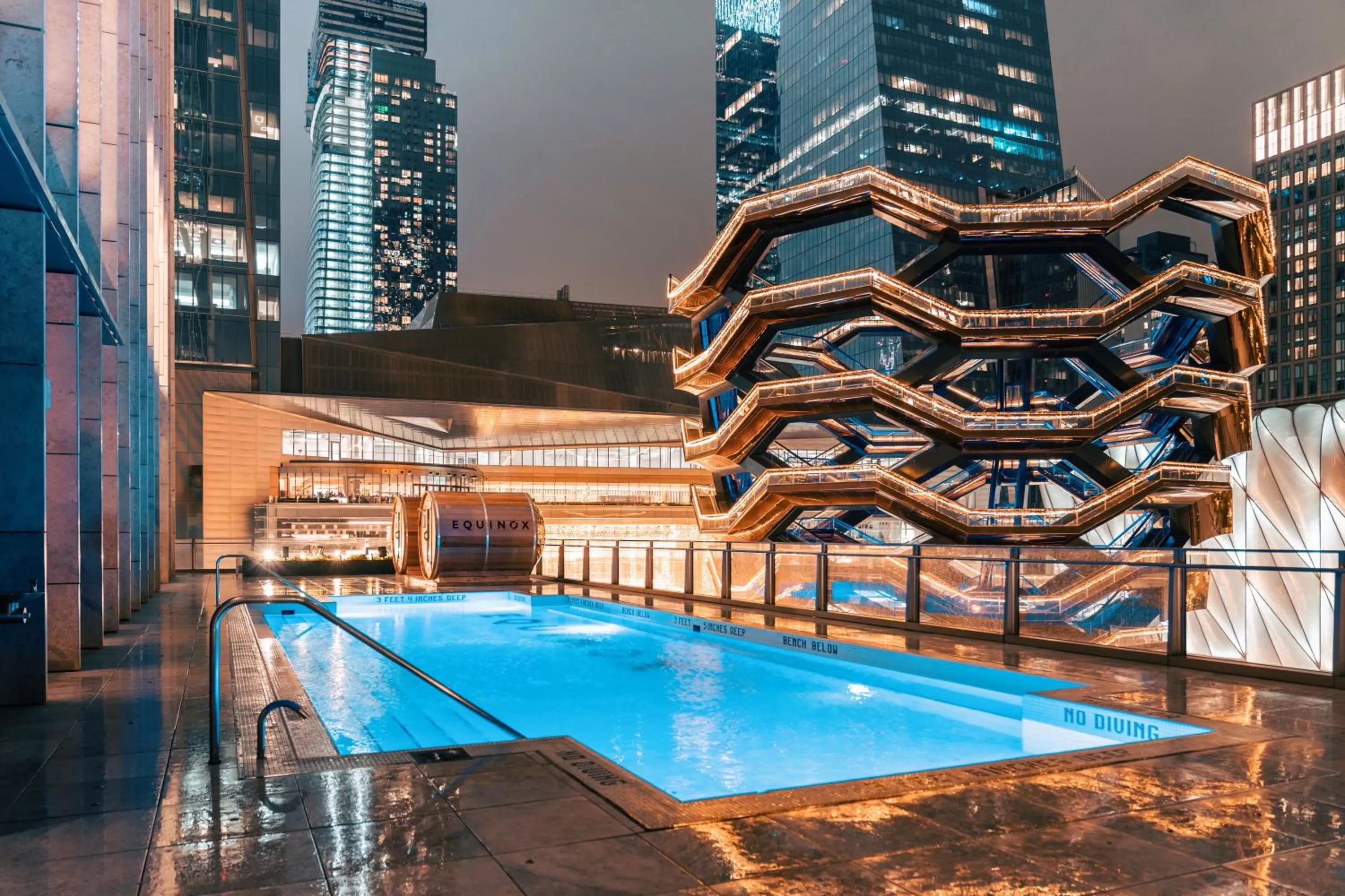Swimming pool in Equinox Hotel New York