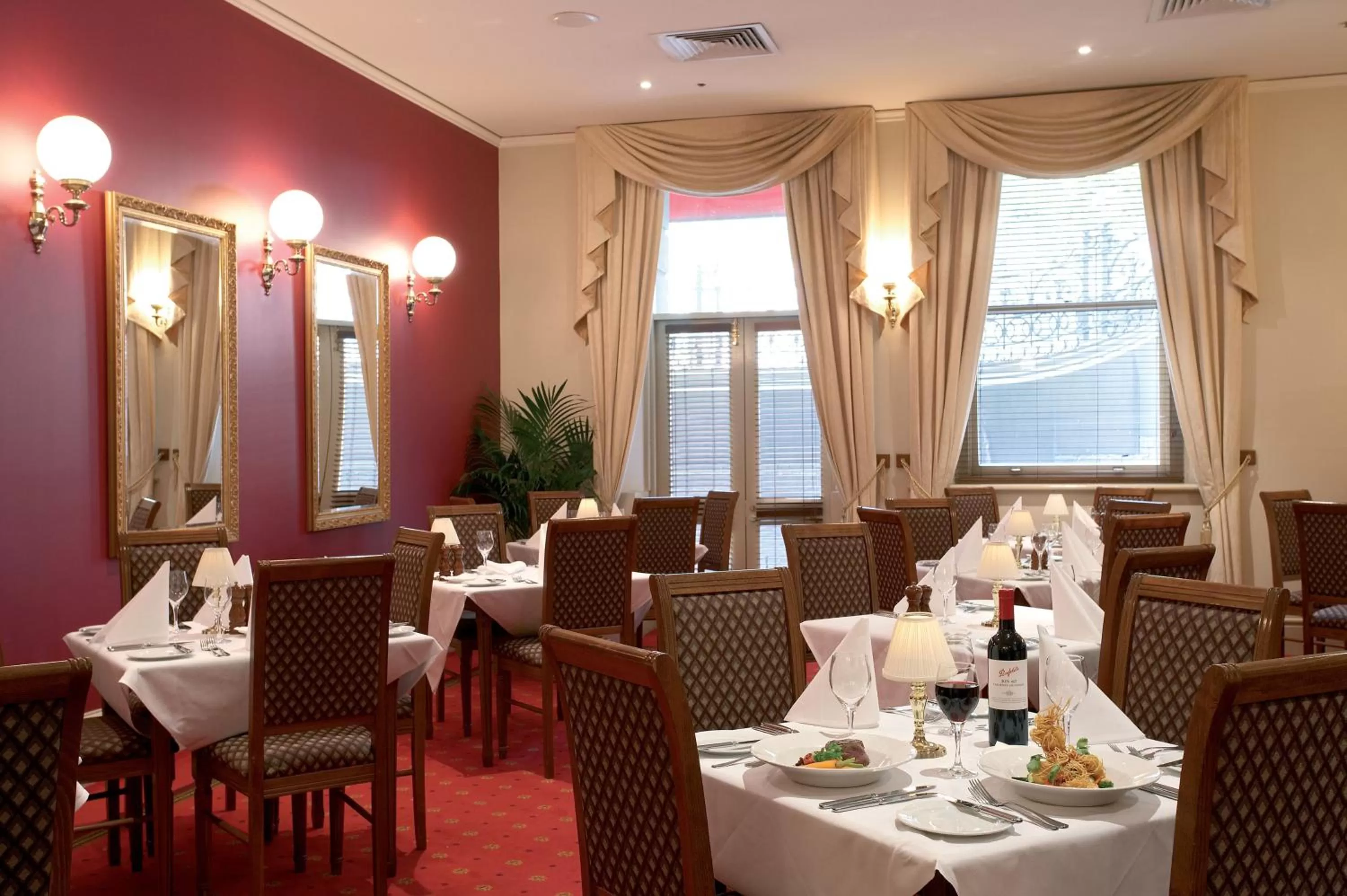 Restaurant/places to eat in Grand Hotel Melbourne