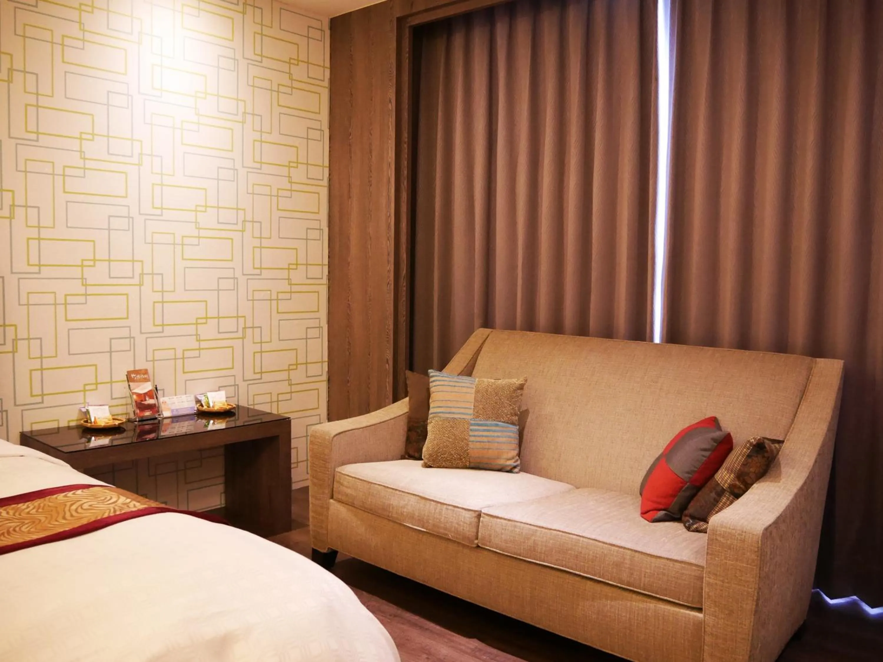 Photo of the whole room, Bed in Refinement Motel