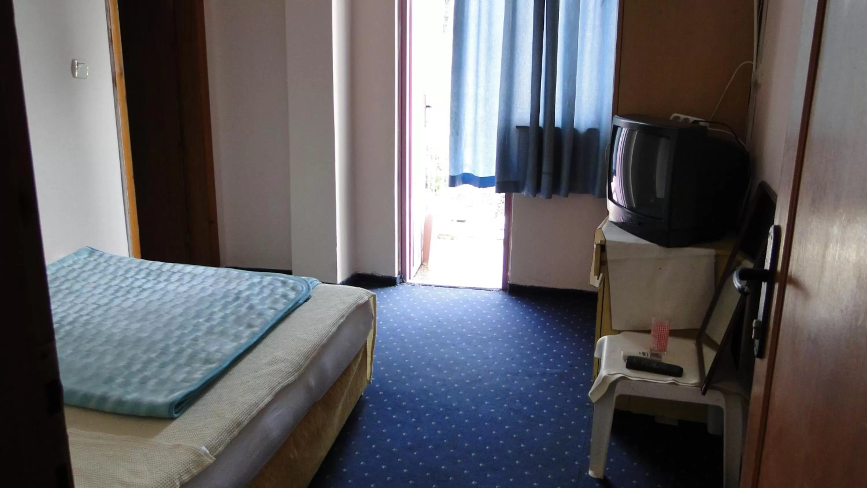 Day, TV/Entertainment Center in Sunrise Hotel