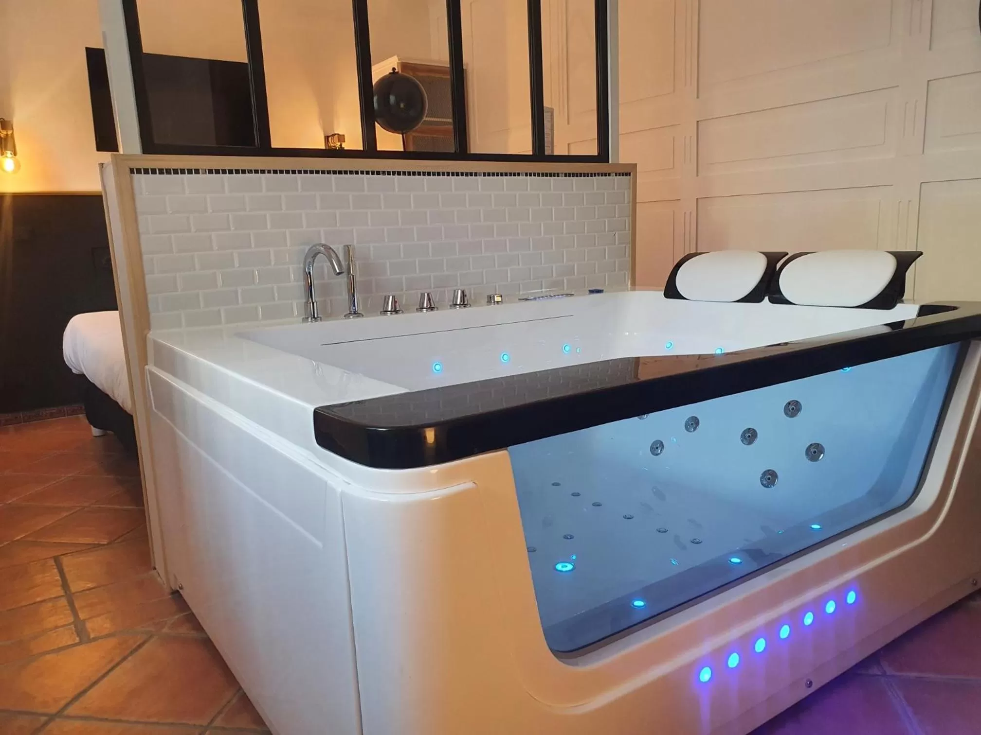 Bedroom in The Originals Boutique, Clair Hôtel, Martigues