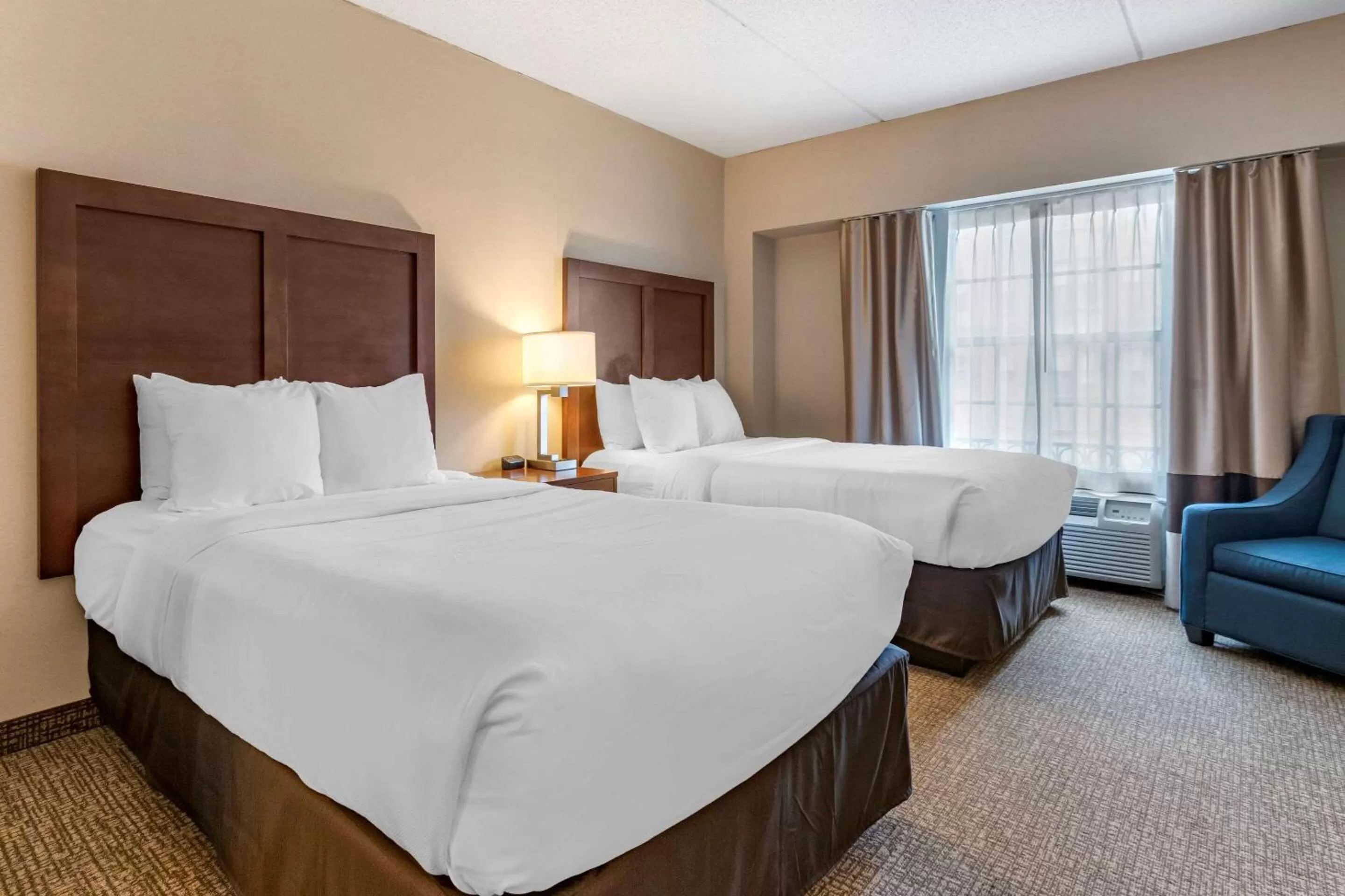 Photo of the whole room, Bed in Comfort Suites Downtown Carlisle