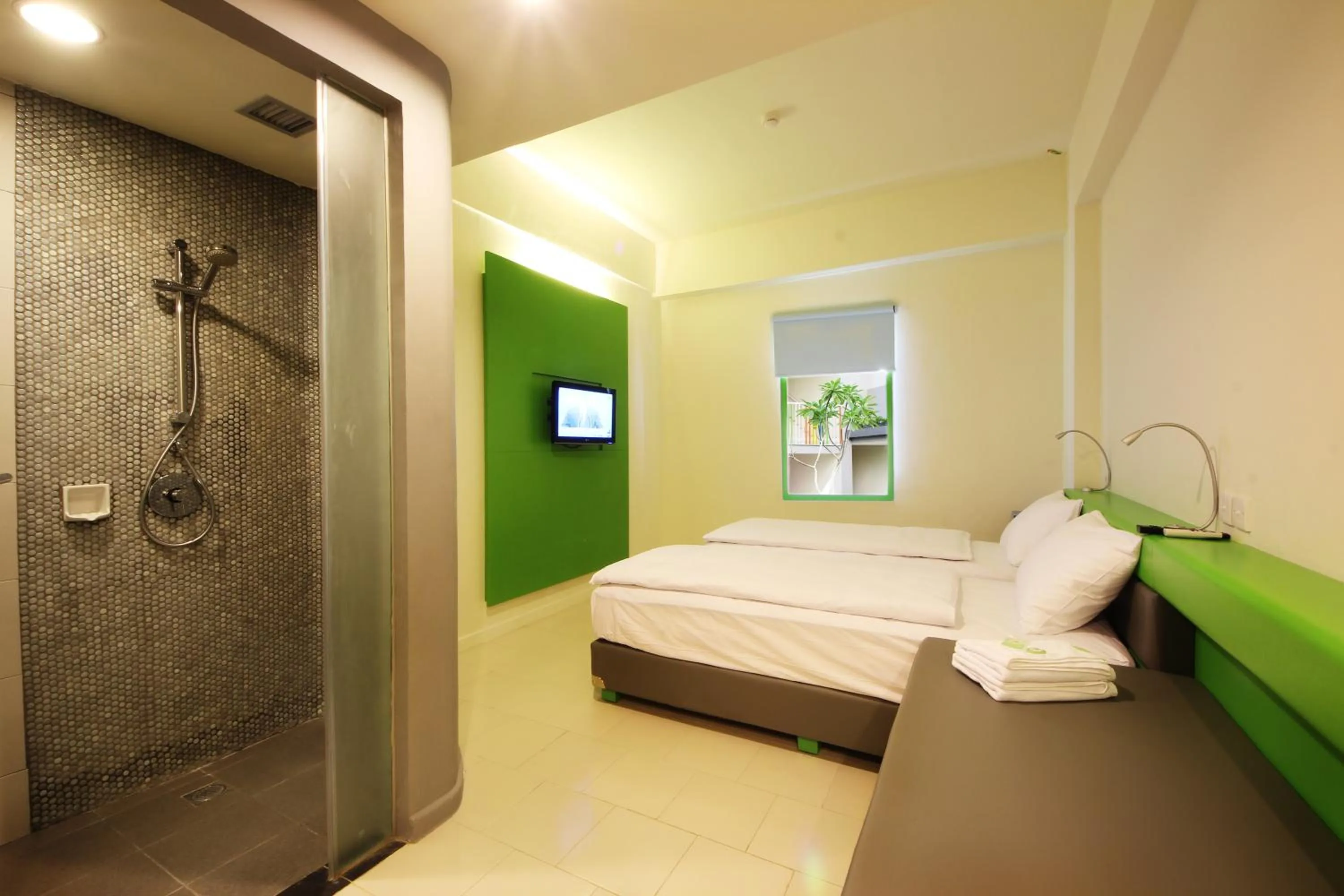 Bathroom, Bed in POP! Hotel Sangaji Yogyakarta