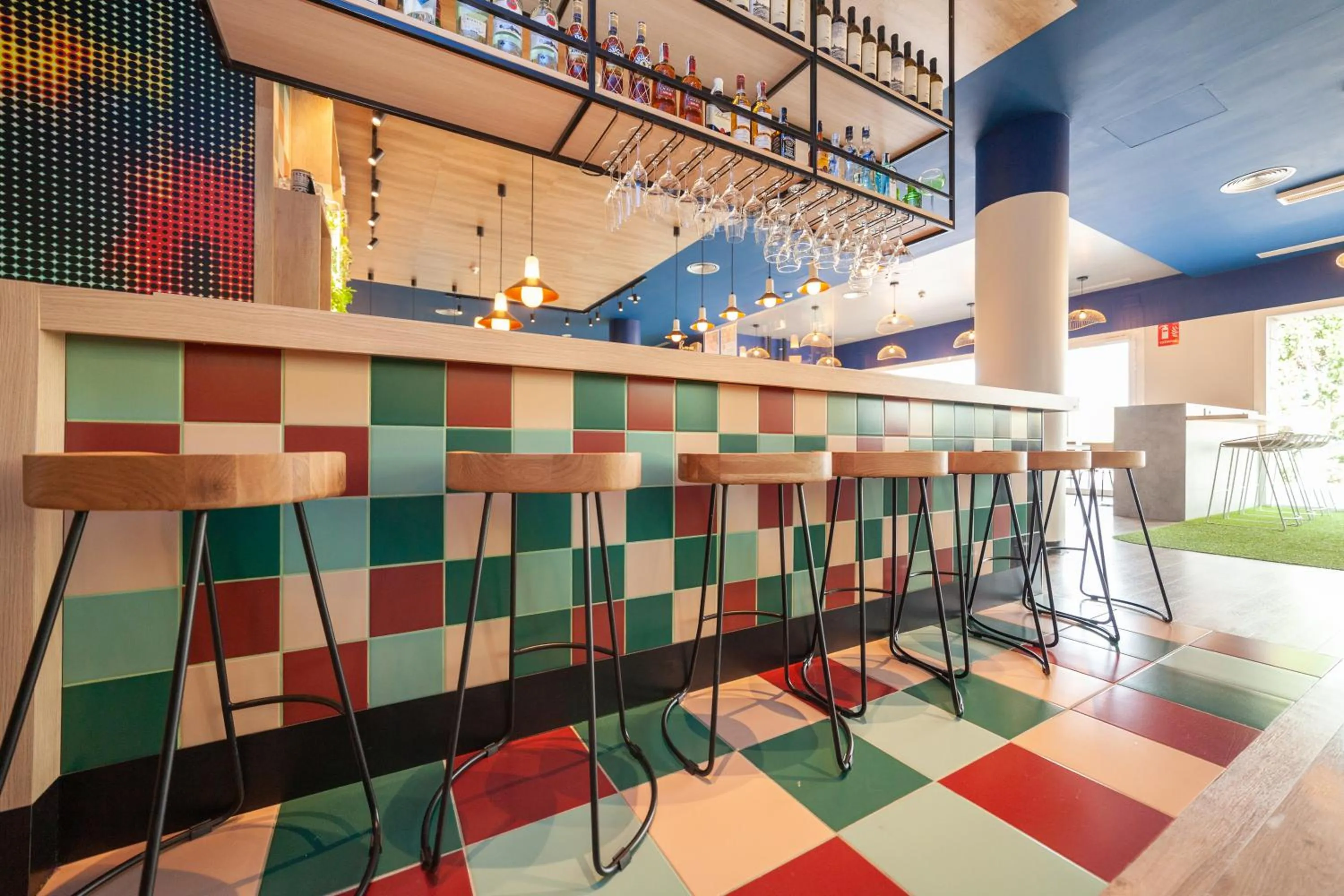 Lounge or bar in Ibis Alcala de Henares La Garena