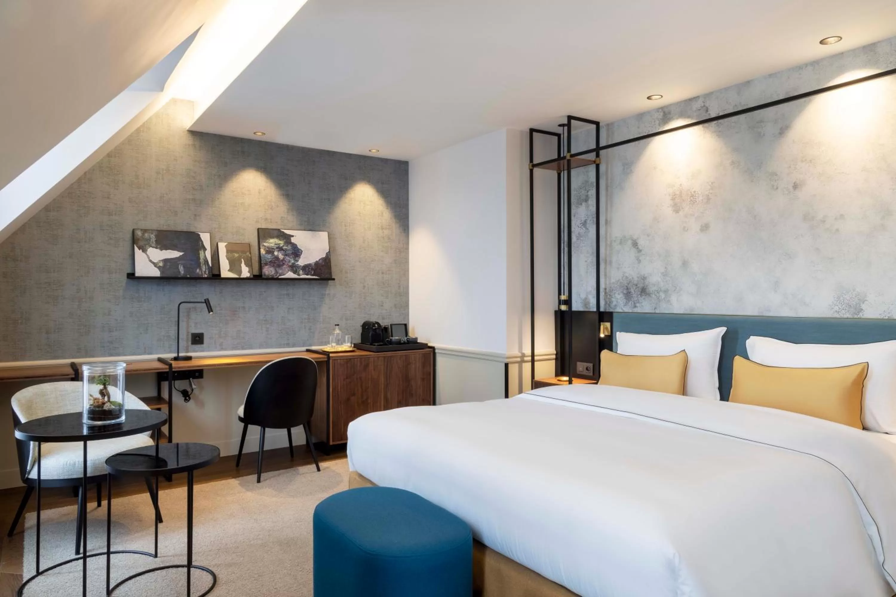 Living room, Bed in Victoria Palace Hotel