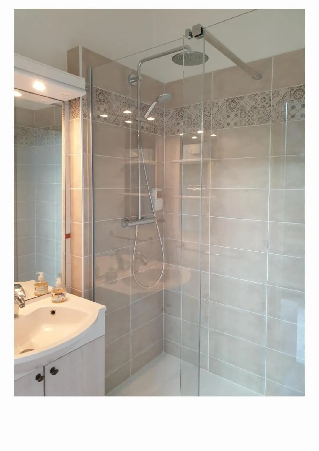 Bathroom in Hôtel Le Rohan Charme et Caractère