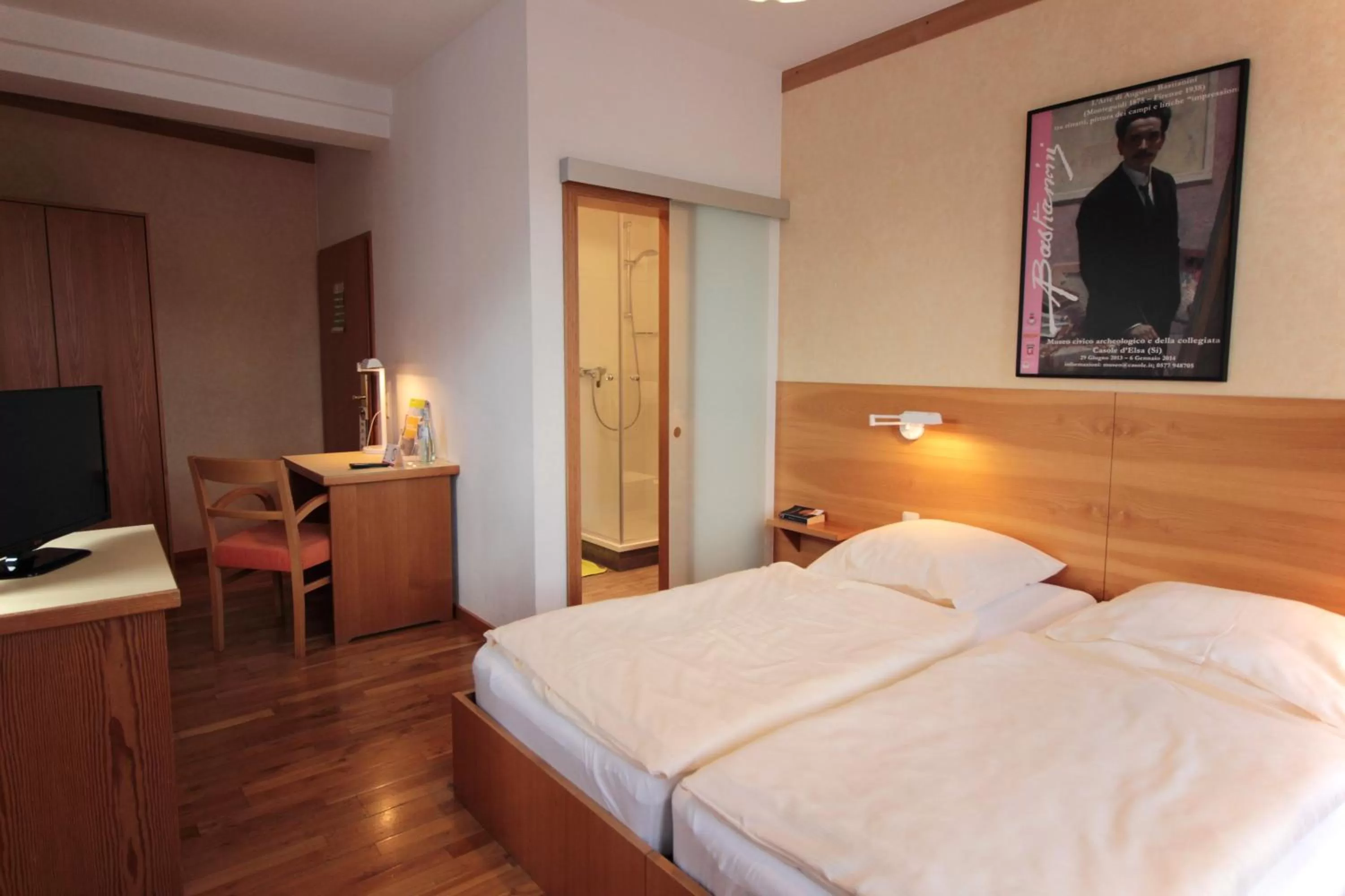 Photo of the whole room, Bed in An der Persiluhr Stadt-gut-Hotel