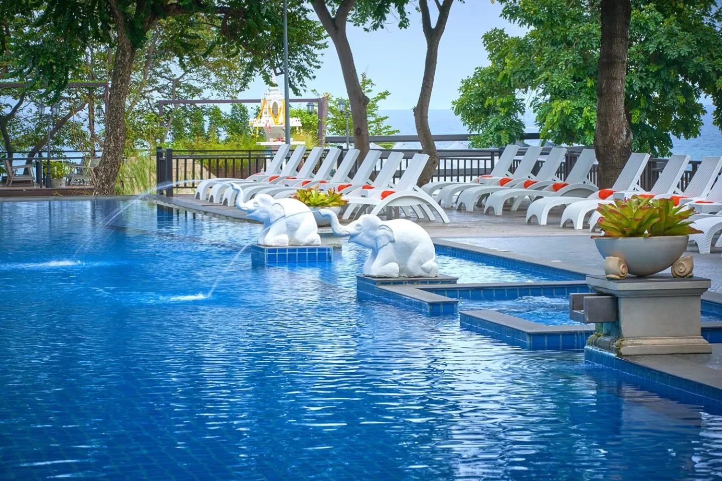 Swimming pool in Cosy Beach Hotel - SHA Extra Plus