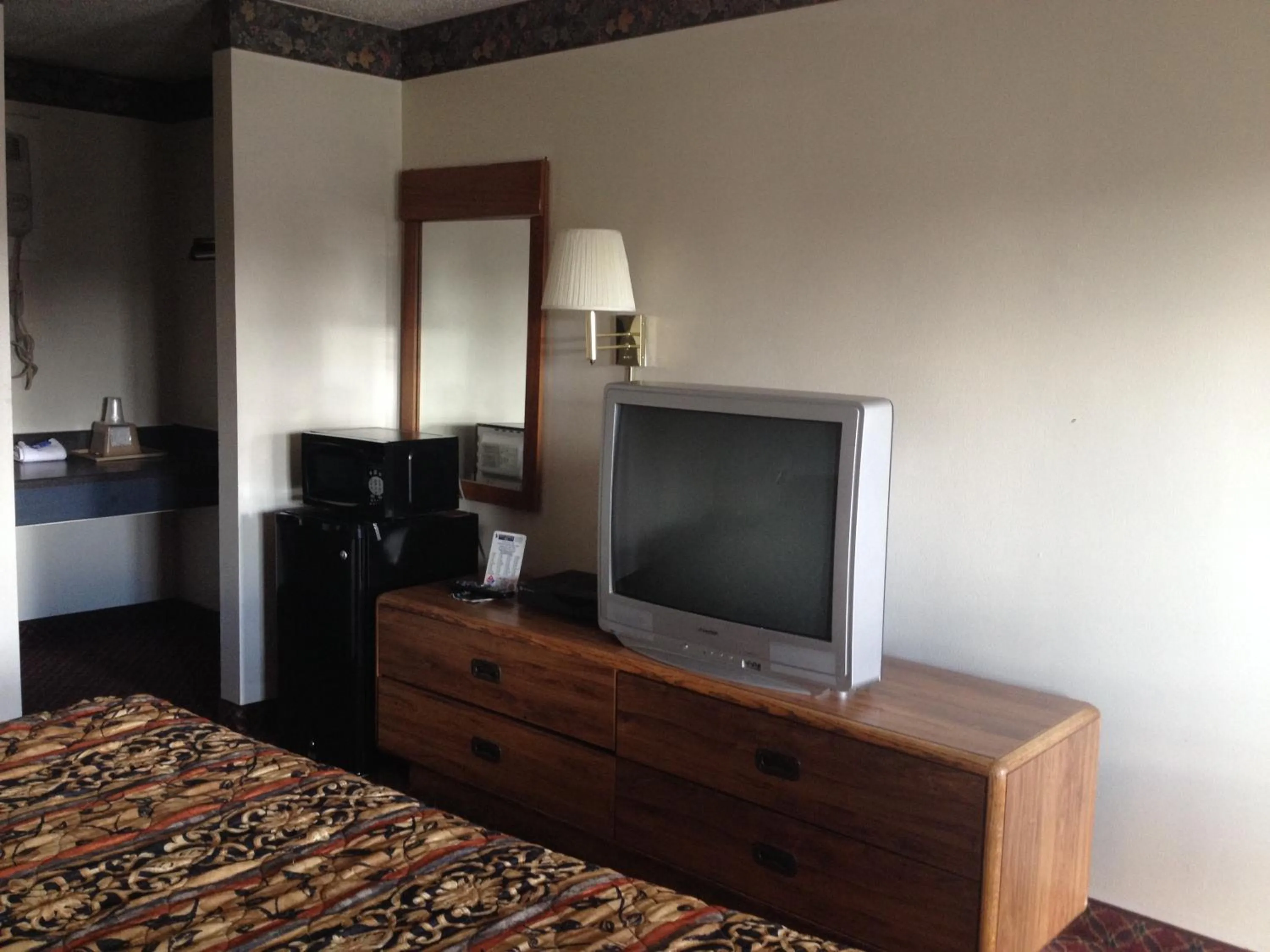 Bed in Battlefield Inn Springfield