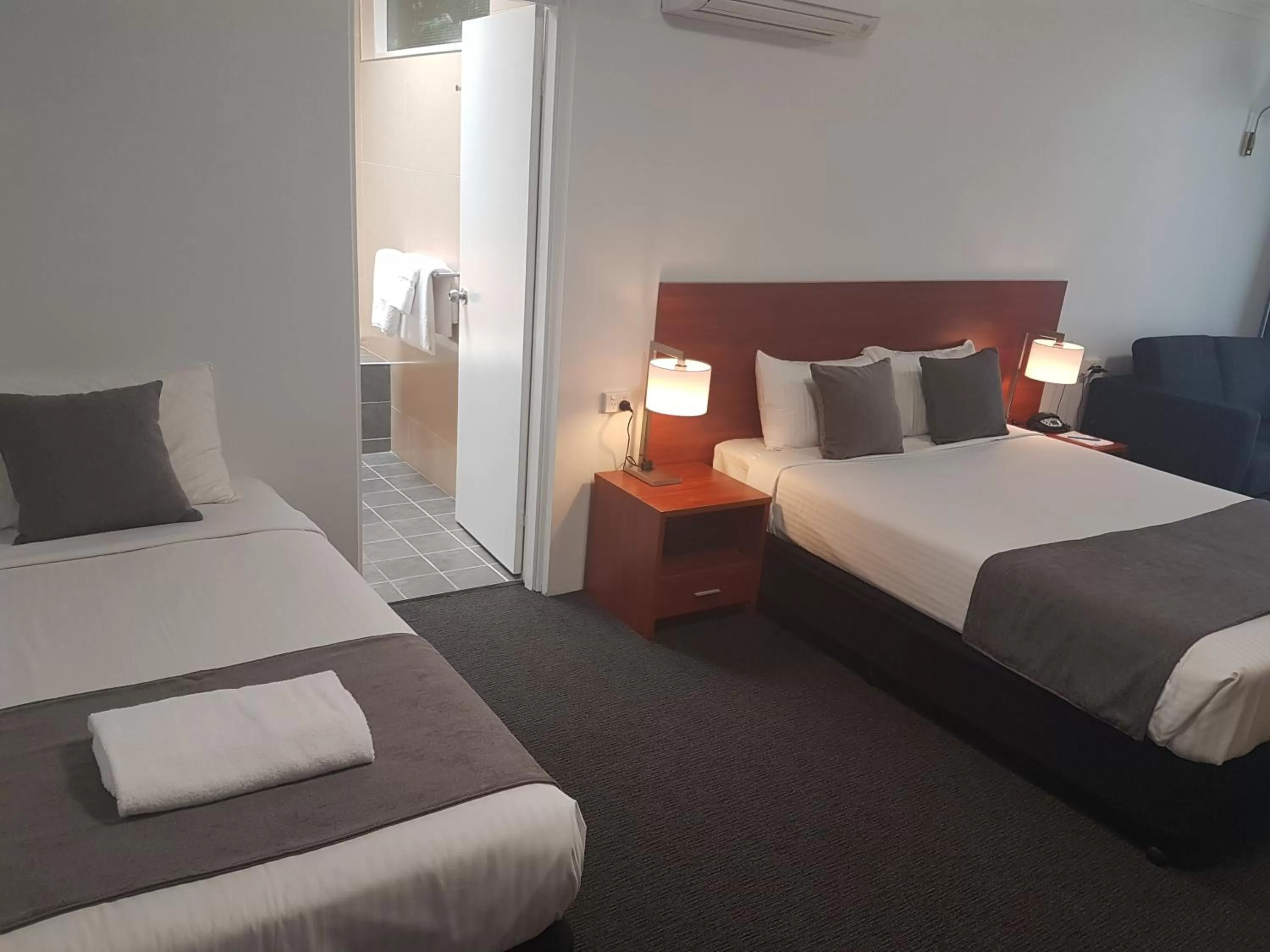 Bed in Mid City Motor Inn Singleton