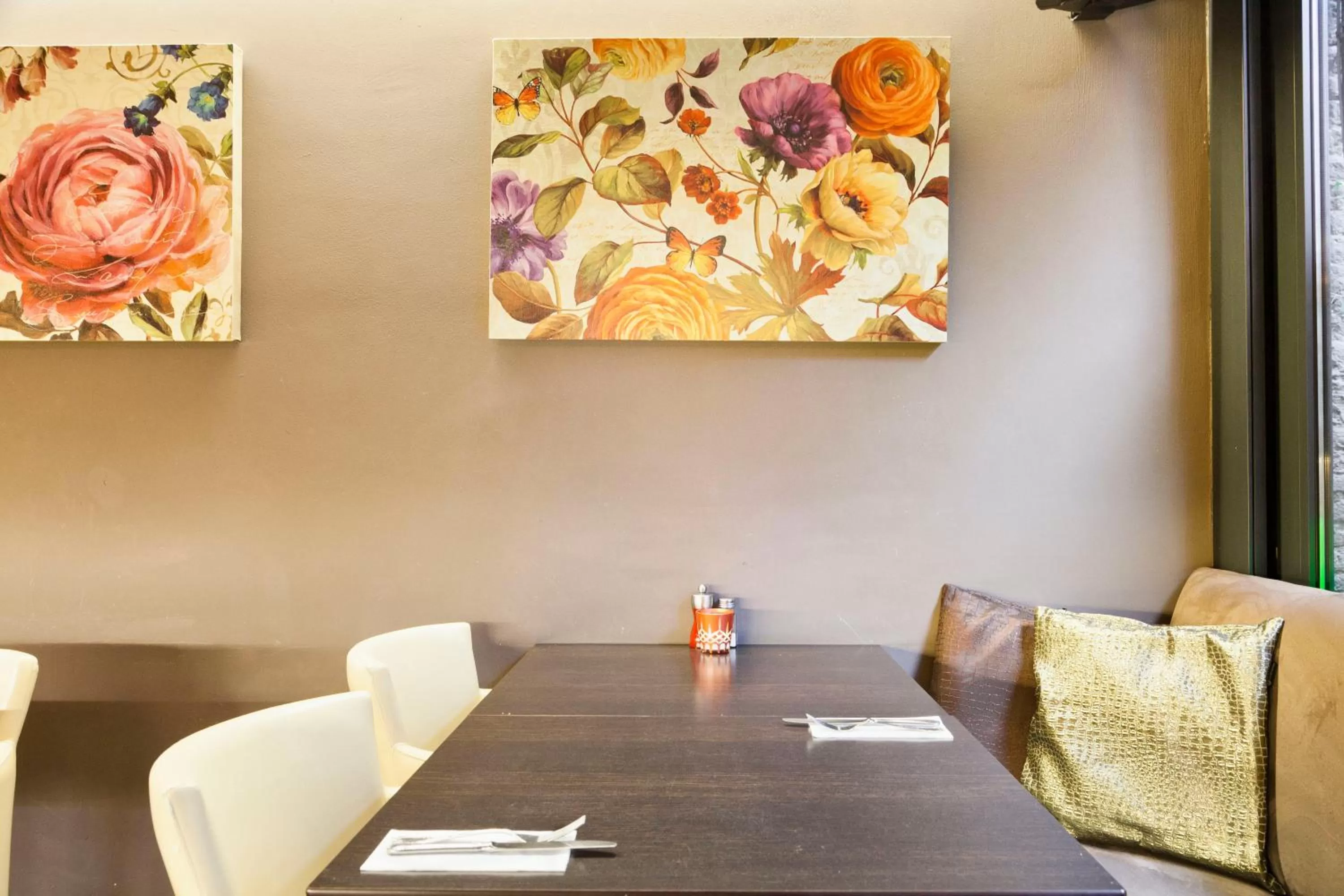 Restaurant/places to eat in Hotel Diamonds and Pearls