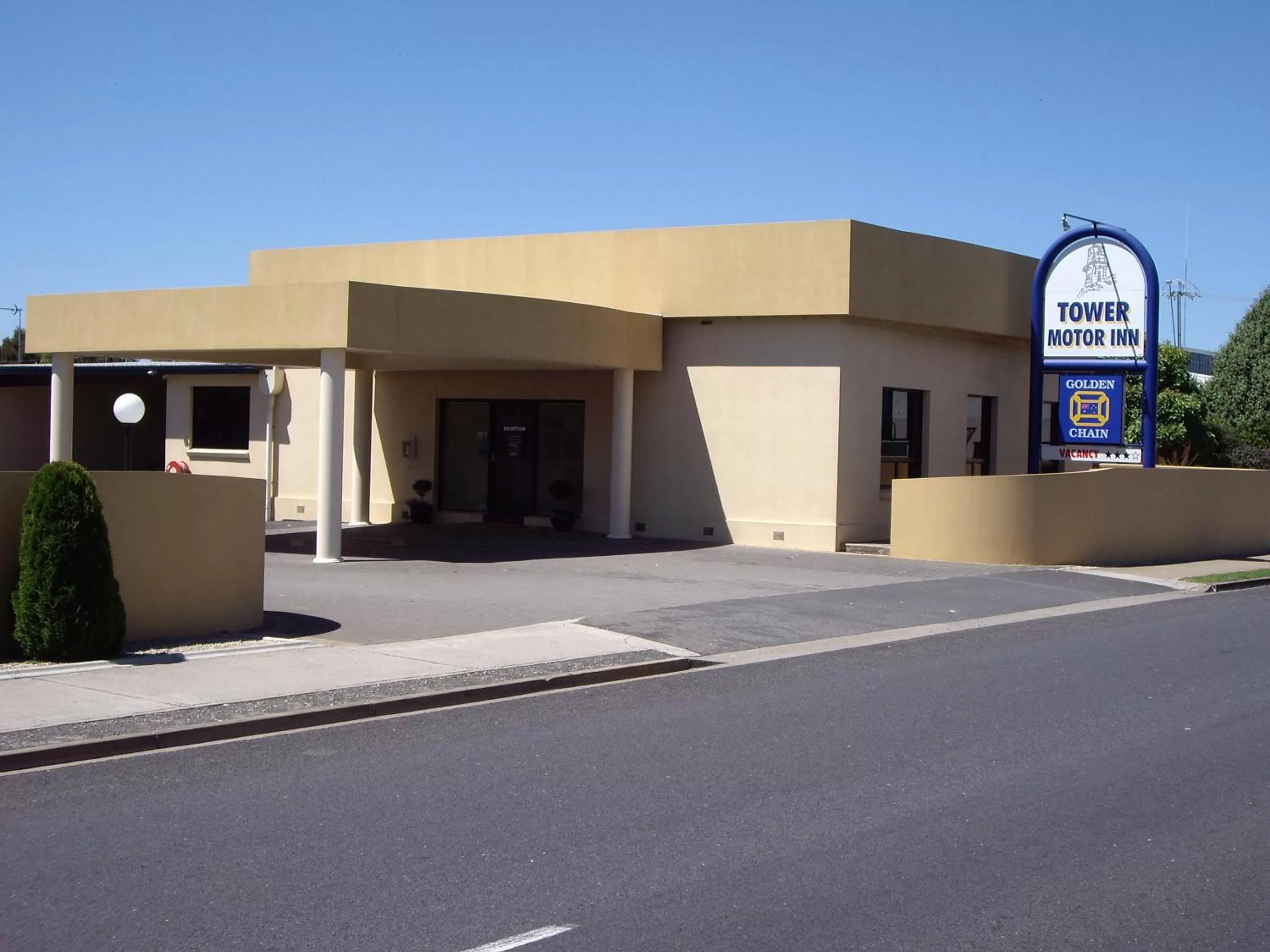 Facade/entrance in Tower Motor Inn