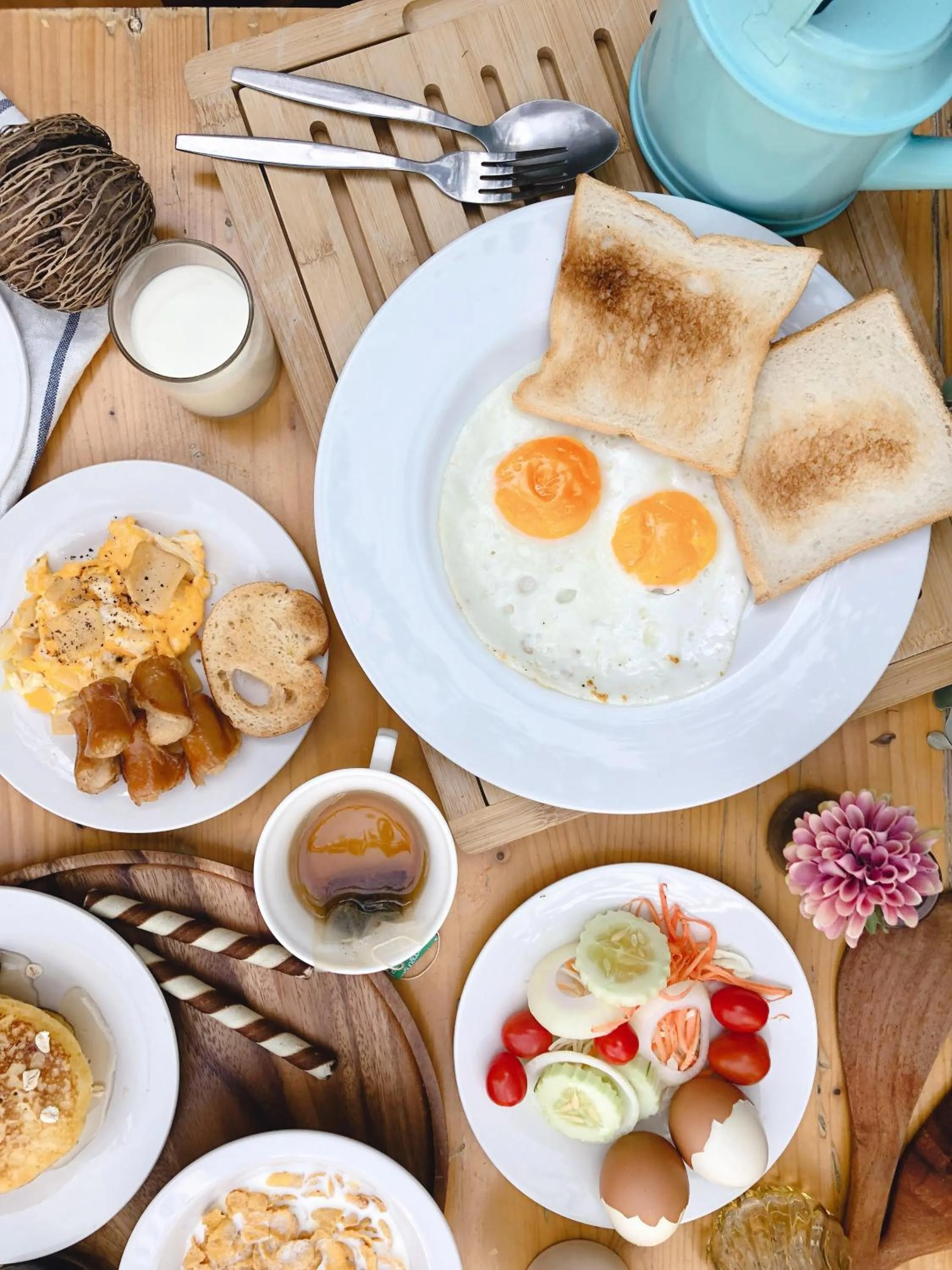 Breakfast in Kinnon Deluxe Hostel Coworking Cafe