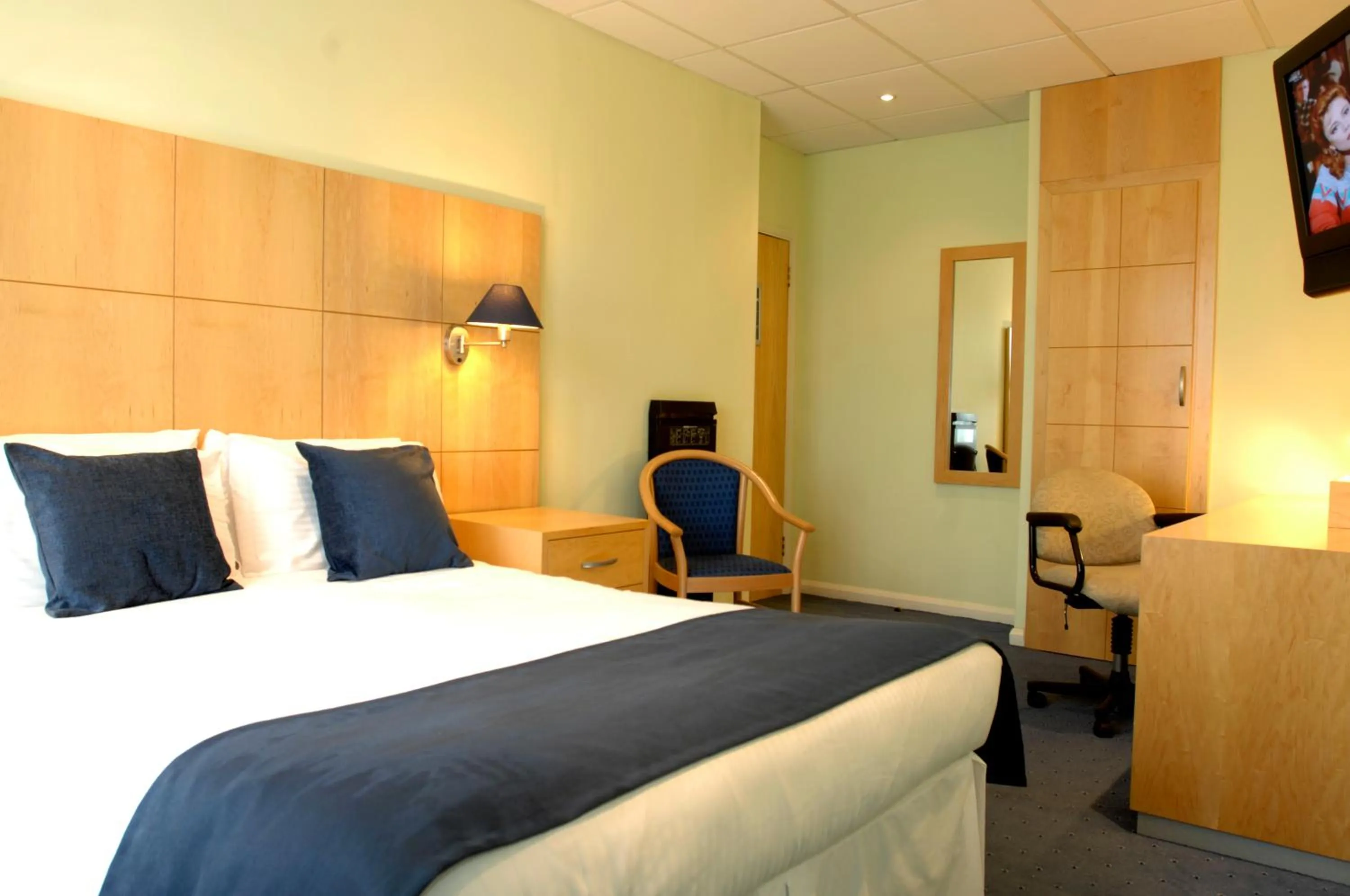 Photo of the whole room, Bed in Lysses House Hotel