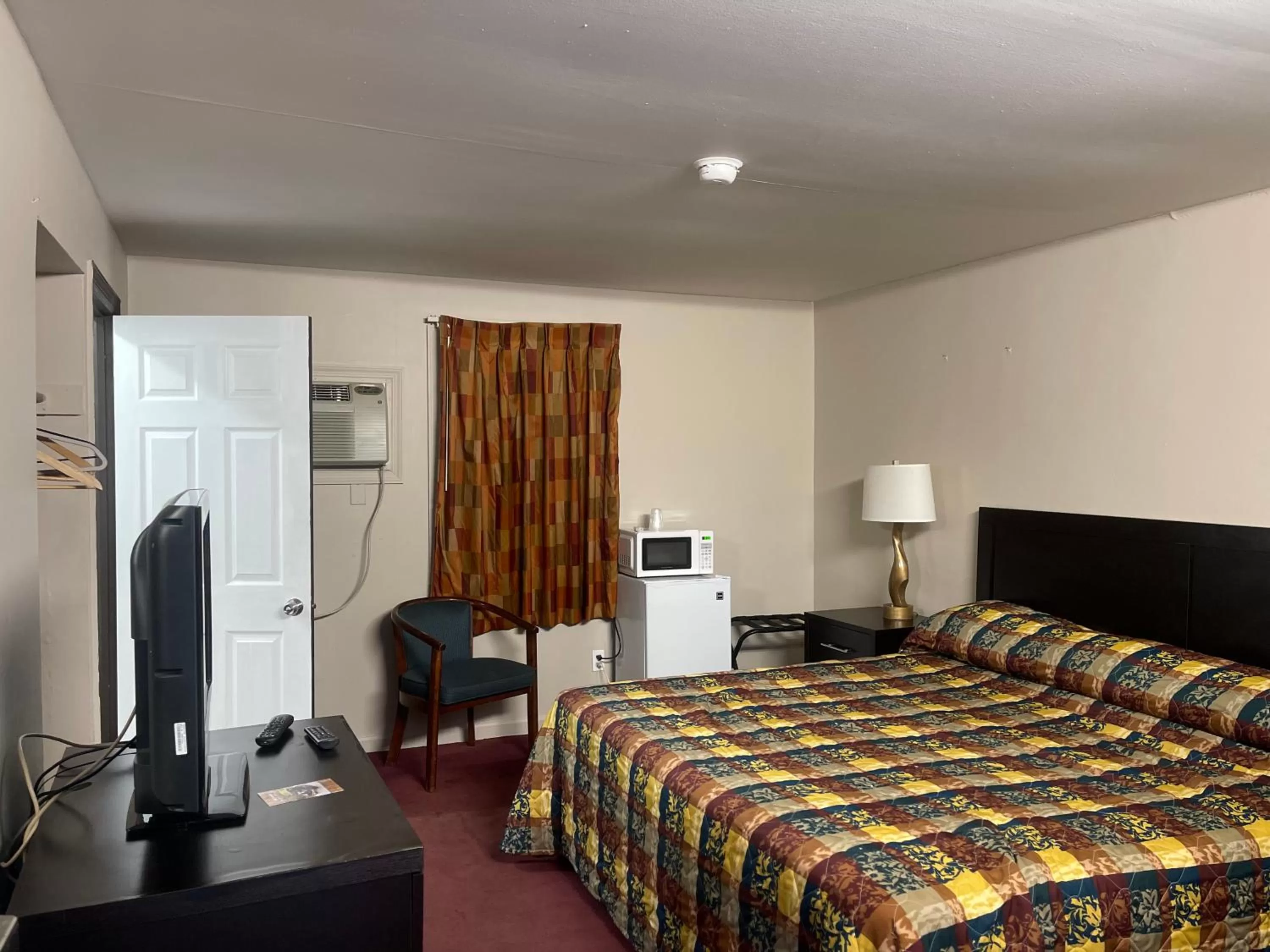 Photo of the whole room, Bed in Pennswoods Inn