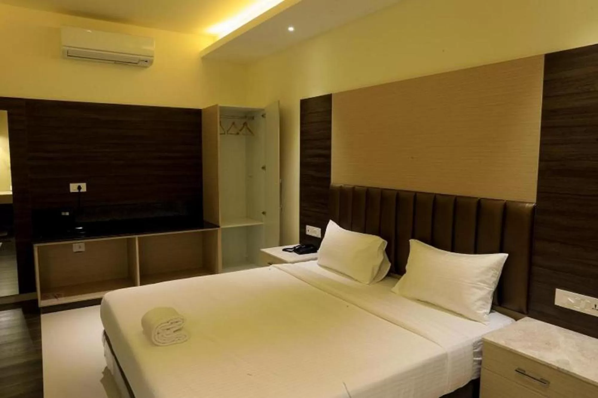 Photo of the whole room, Bed in Laya Regency