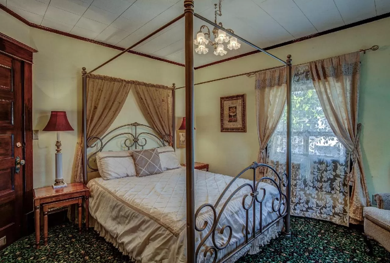 Queen Suite in Greenbriar Inn