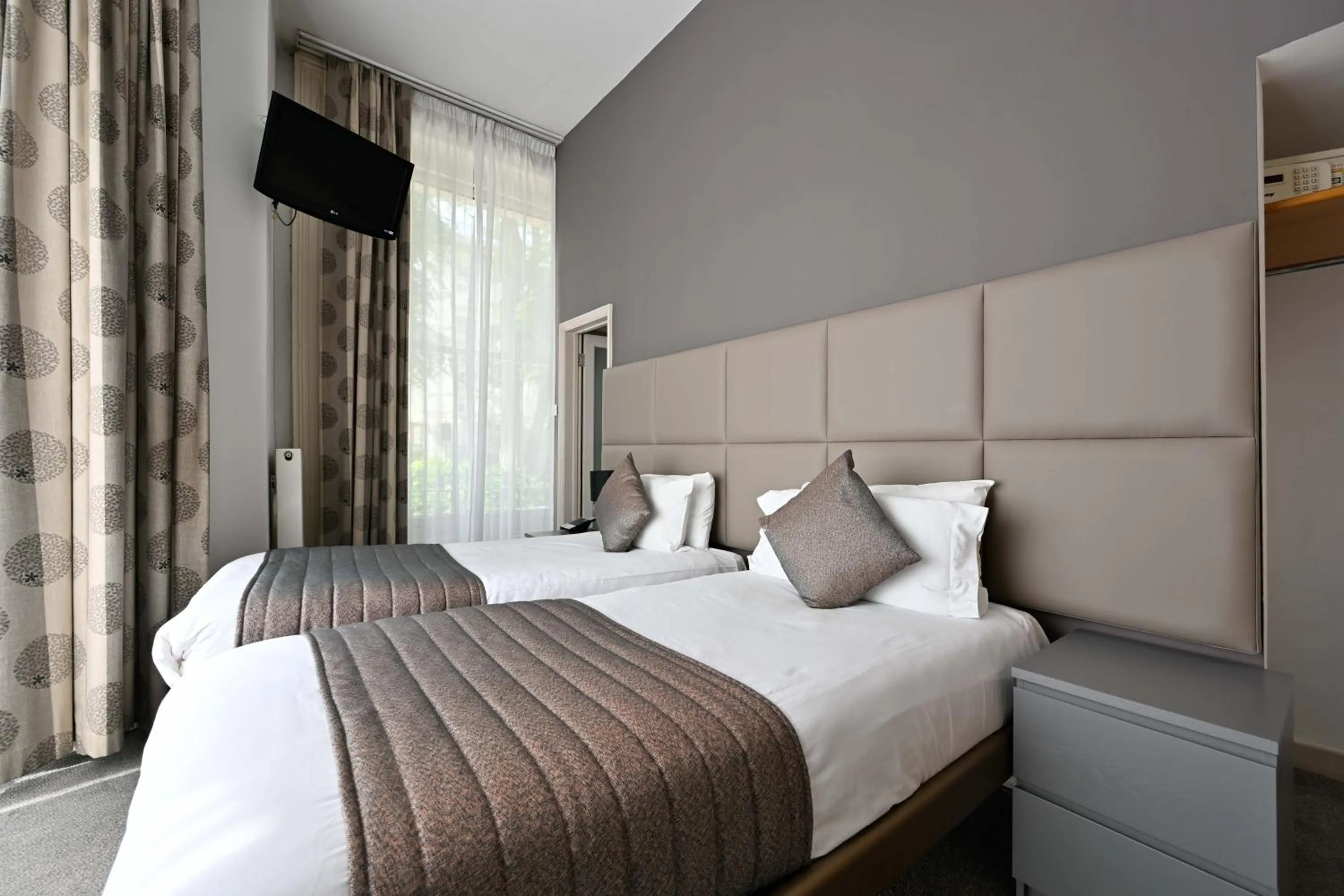 Photo of the whole room, Bed in Duke Of Leinster Hotel