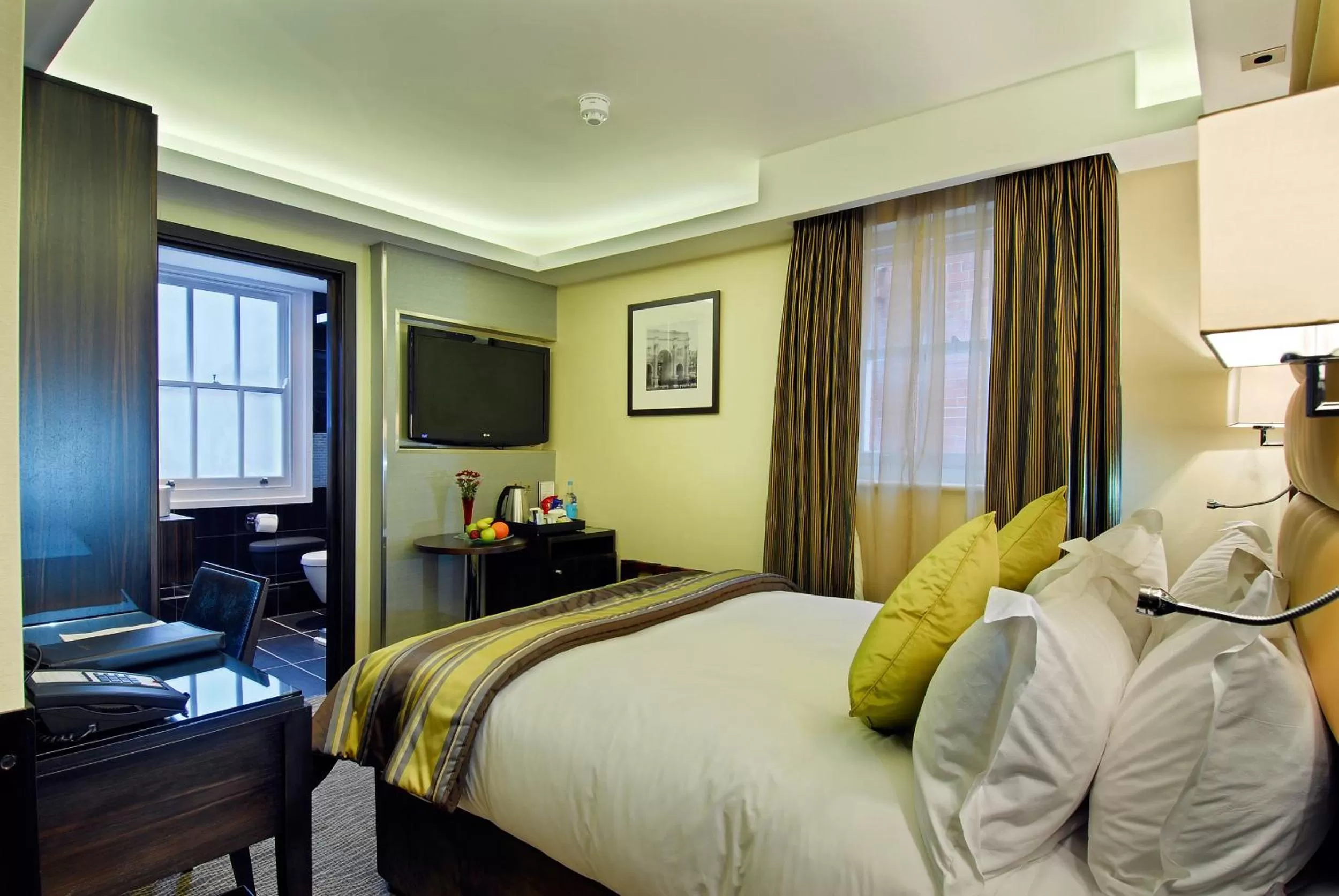 Bedroom, Bed in Park Grand Mayfair