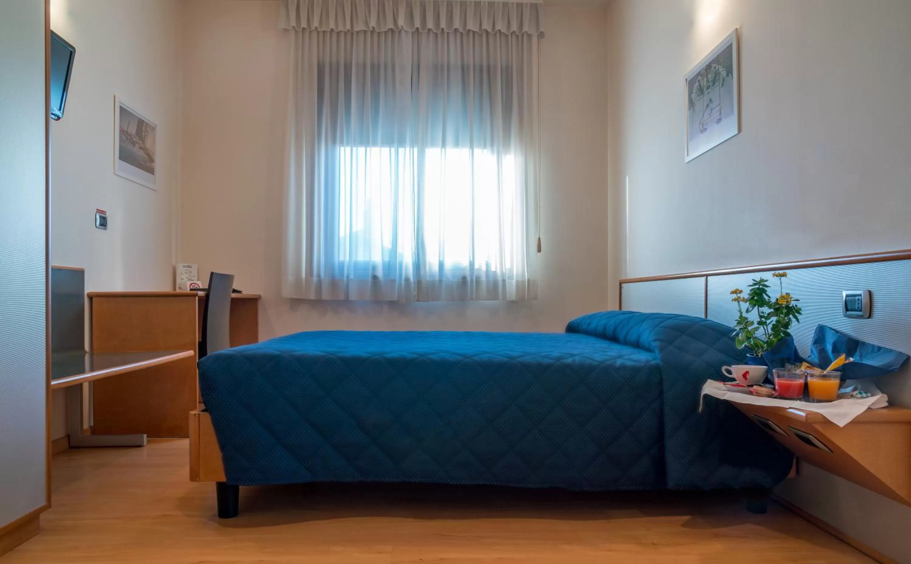 Photo of the whole room, Bed in Sam Hotel