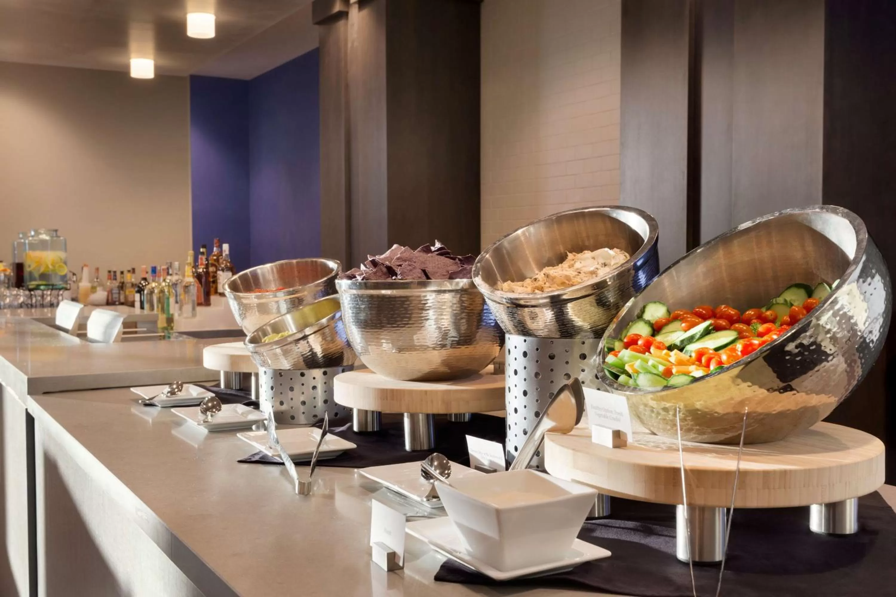 Dining area in Embassy Suites by Hilton Kansas City Olathe
