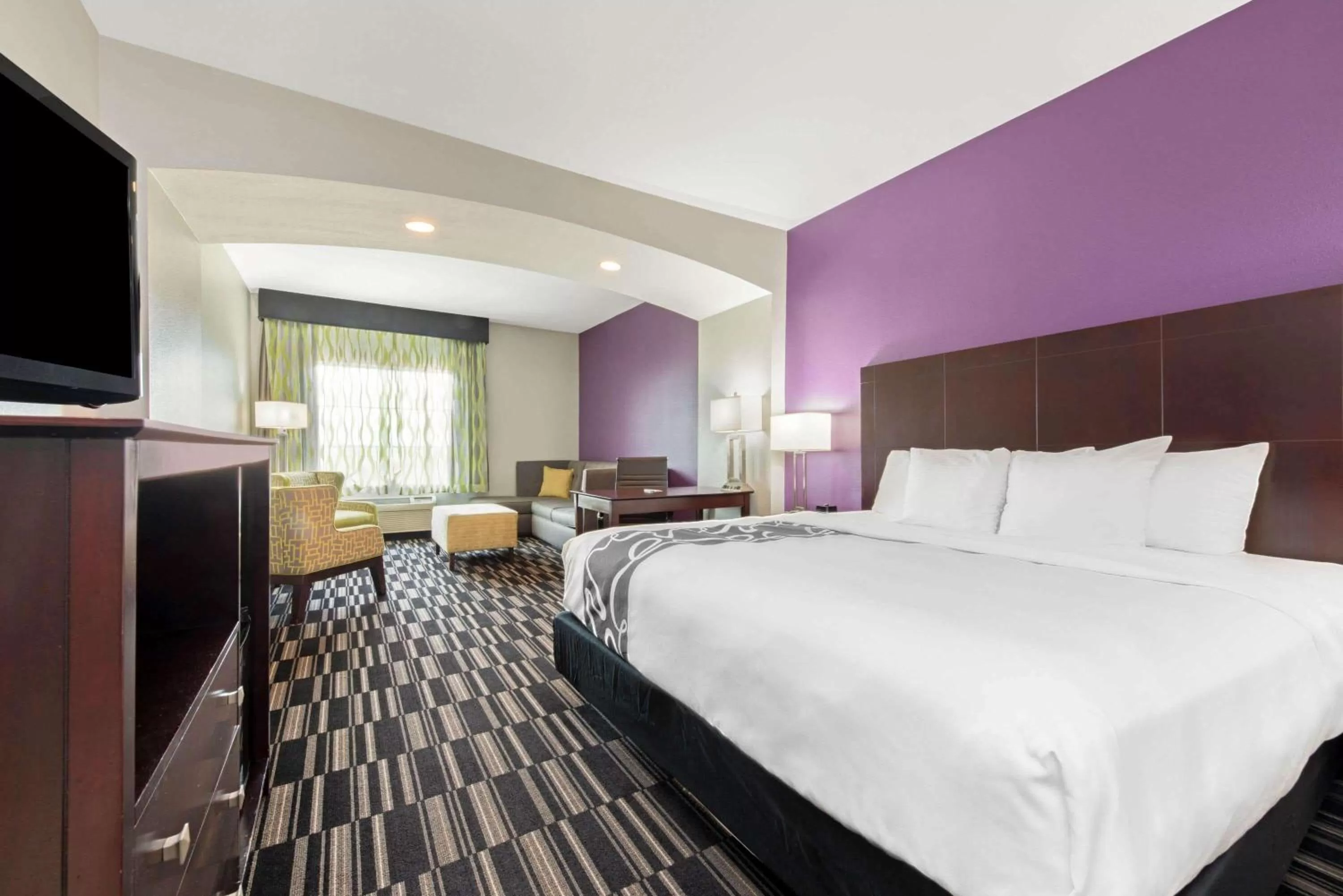 Photo of the whole room, Bed in La Quinta by Wyndham Bridge City-Orange