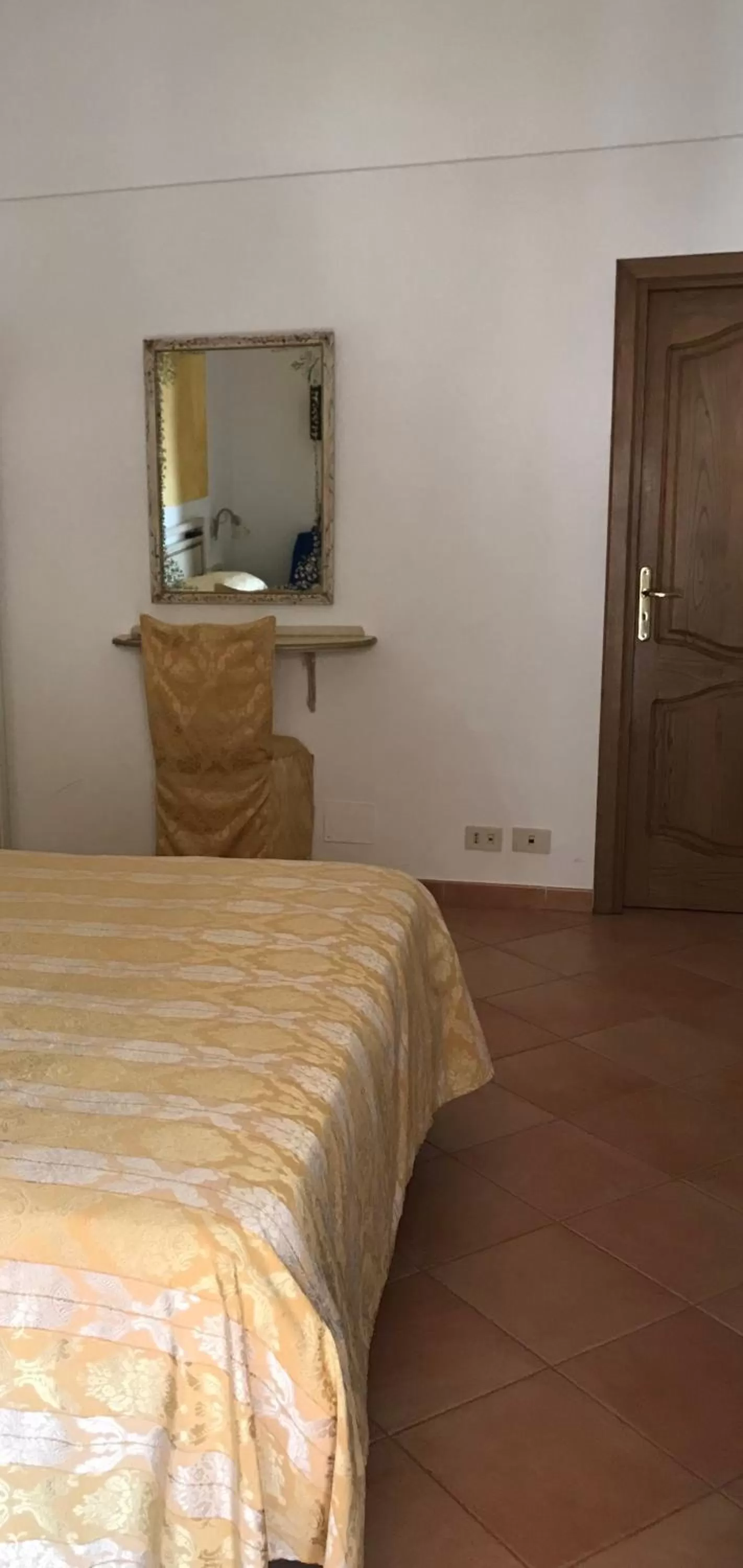 Communal lounge/ TV room, Bed in La Mammola