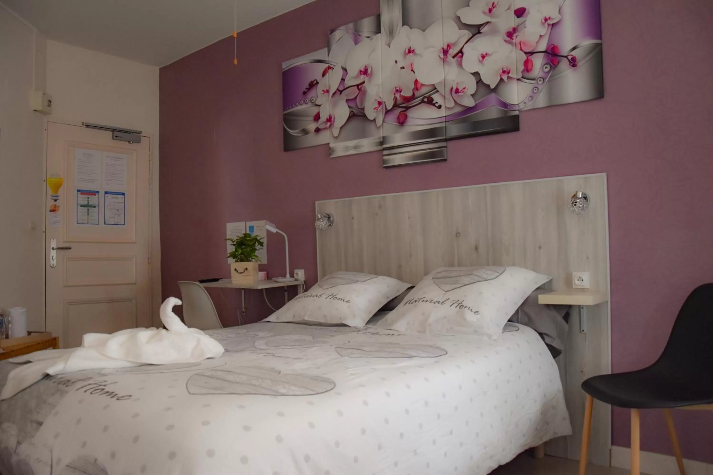 Photo of the whole room, Bed in Hotel des Remparts