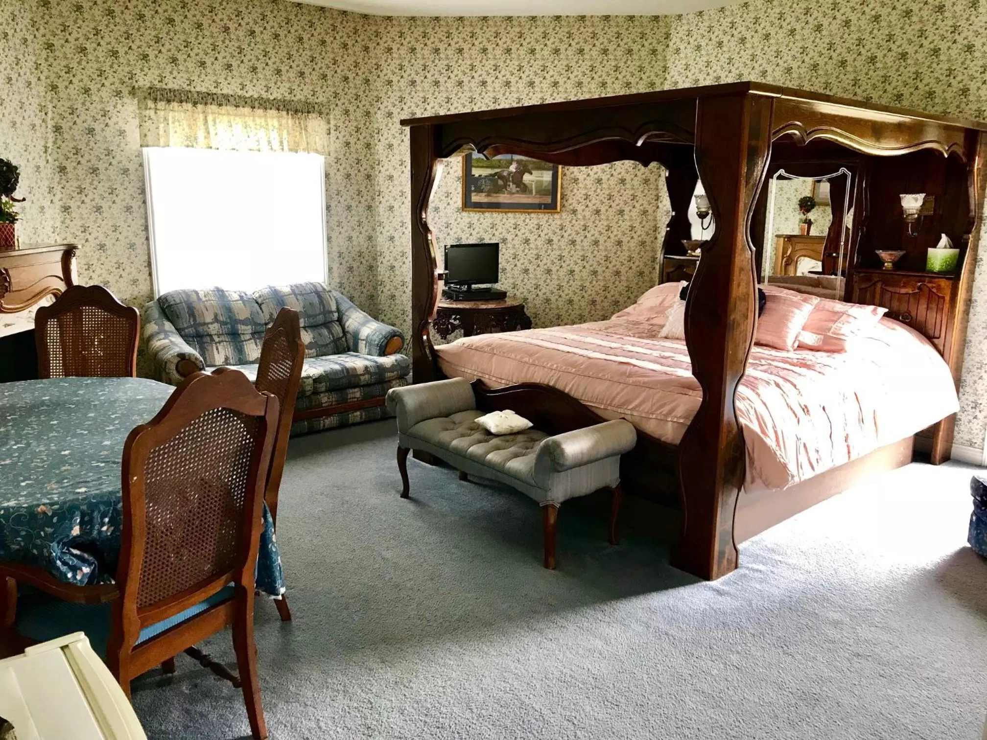 Bed in Rabbit Creek Bed & Breakfast