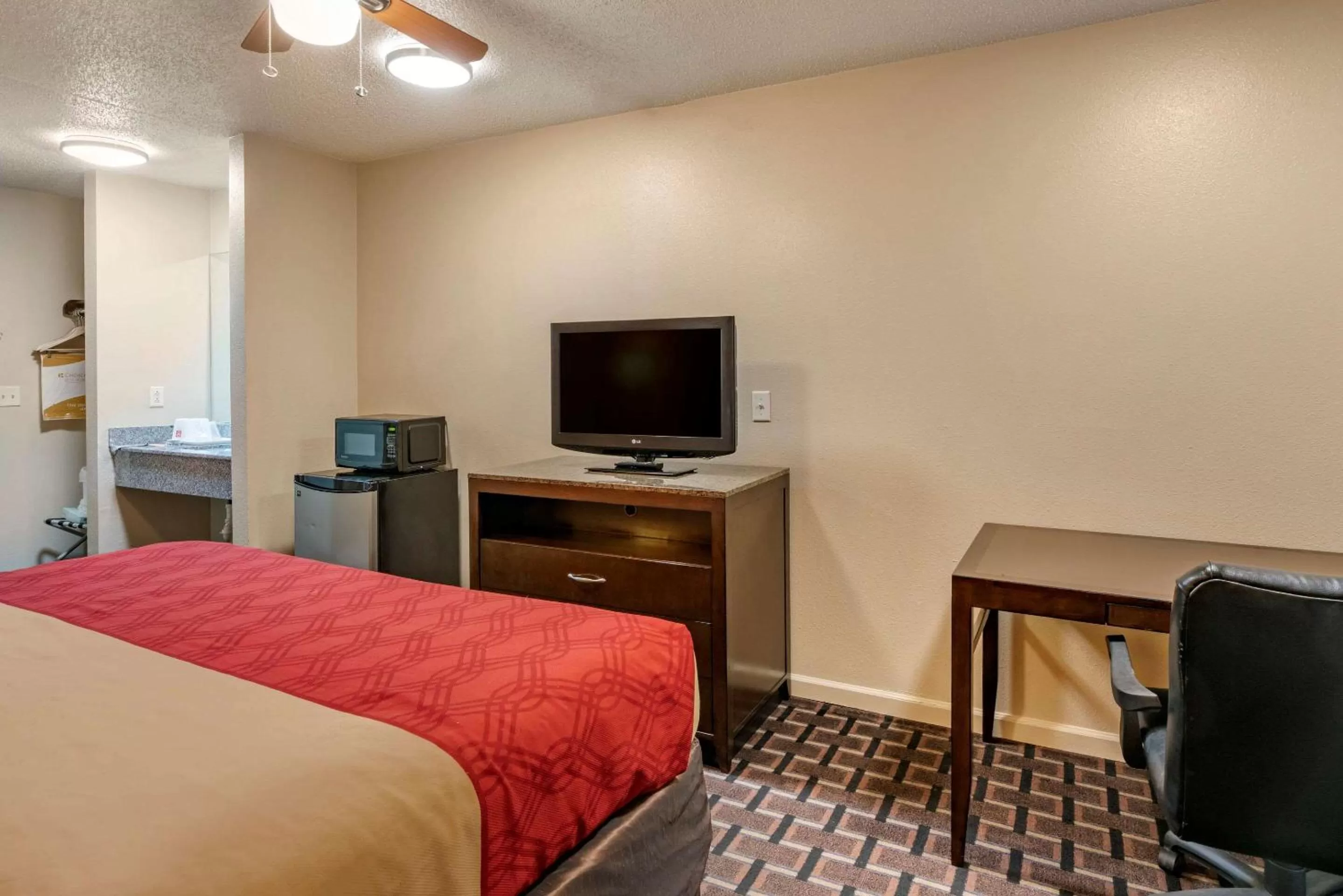 Photo of the whole room, Bed in Econo Lodge Inn & Suites Granite City - St Louis