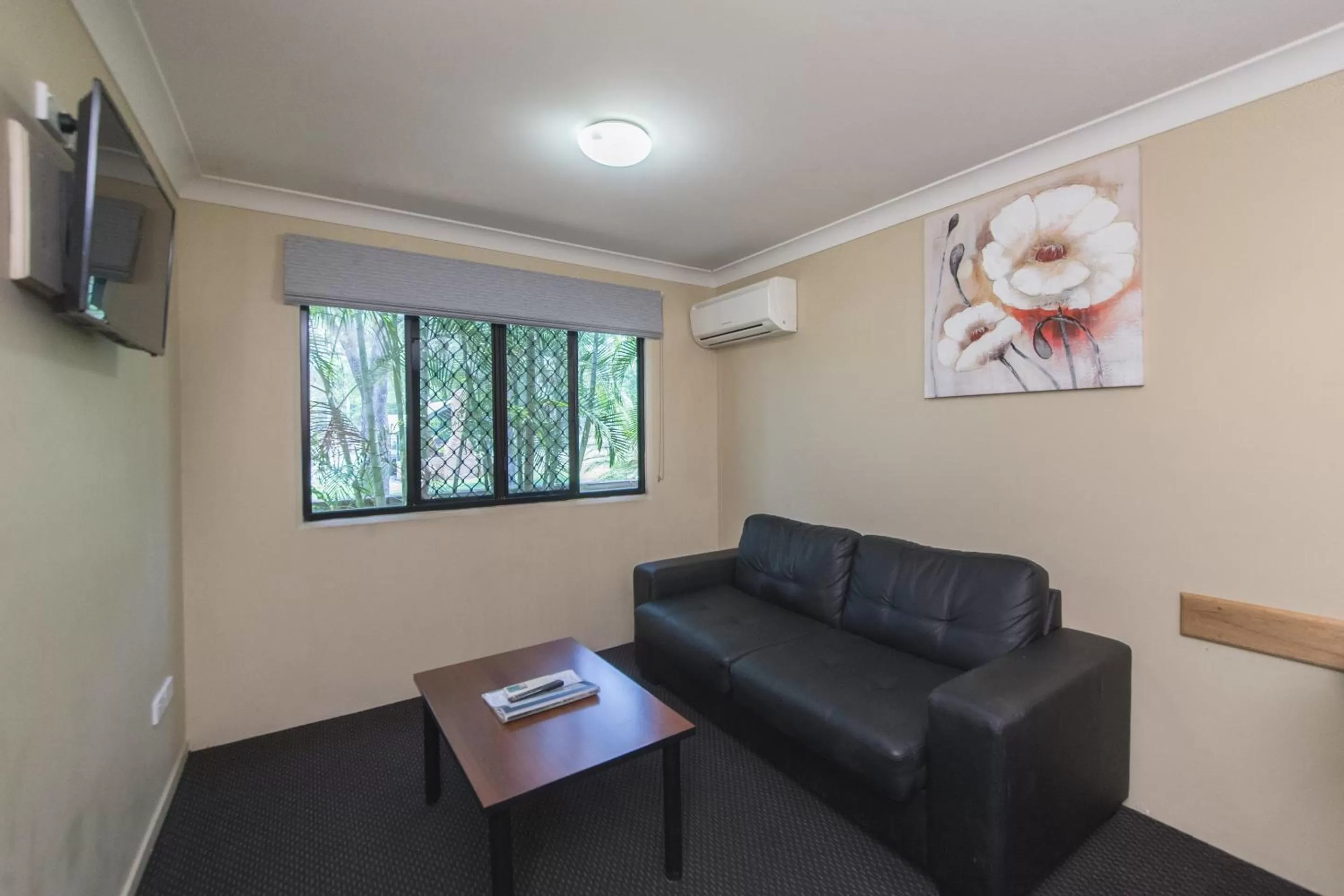 Living room in Rocky Resort Motor Inn