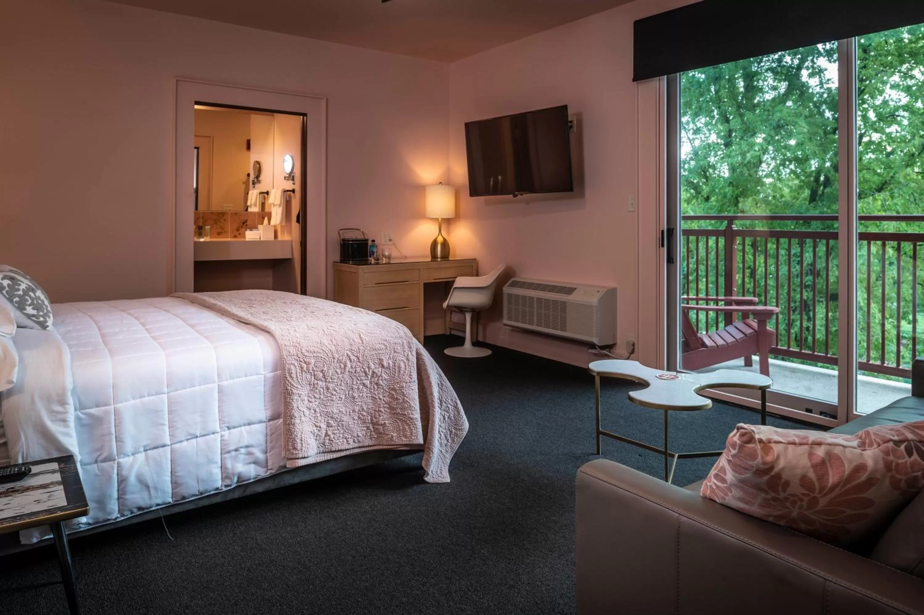 Photo of the whole room, Bed in Hotel Broad Ripple